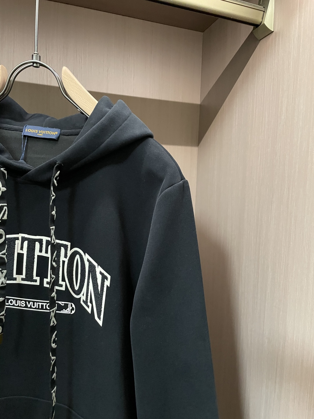 Lv 套头连帽卫衣；经典套头男女同款，简约大气系列单品，低调奢华大气百搭款！卫衣选用客供100%高克重棉