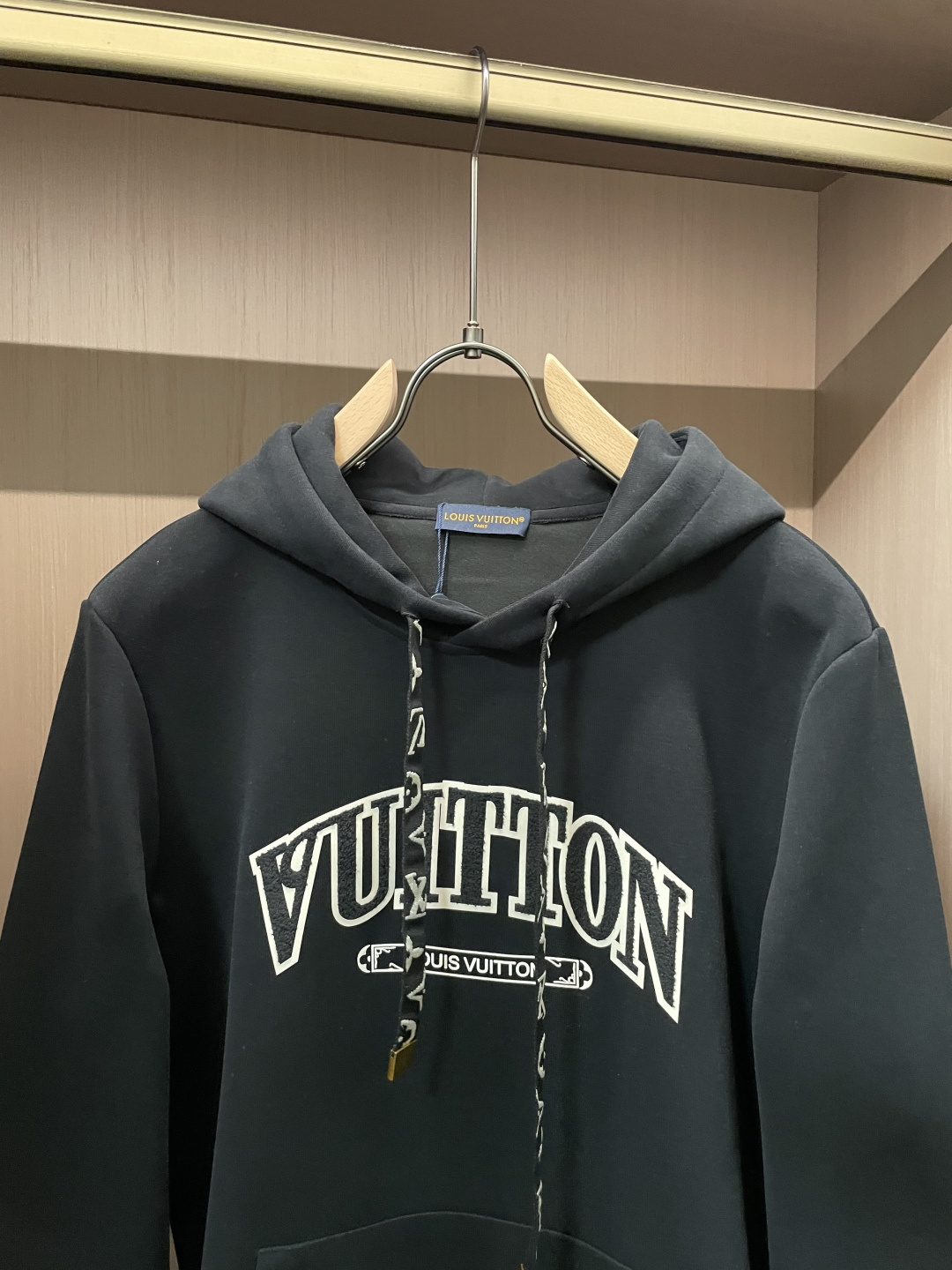 Lv 套头连帽卫衣；经典套头男女同款，简约大气系列单品，低调奢华大气百搭款！卫衣选用客供100%高克重棉