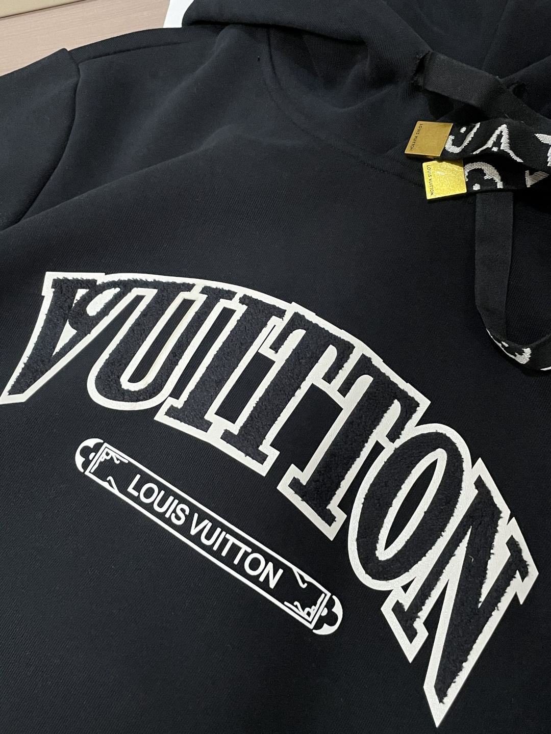 Lv 套头连帽卫衣；经典套头男女同款，简约大气系列单品，低调奢华大气百搭款！卫衣选用客供100%高克重棉