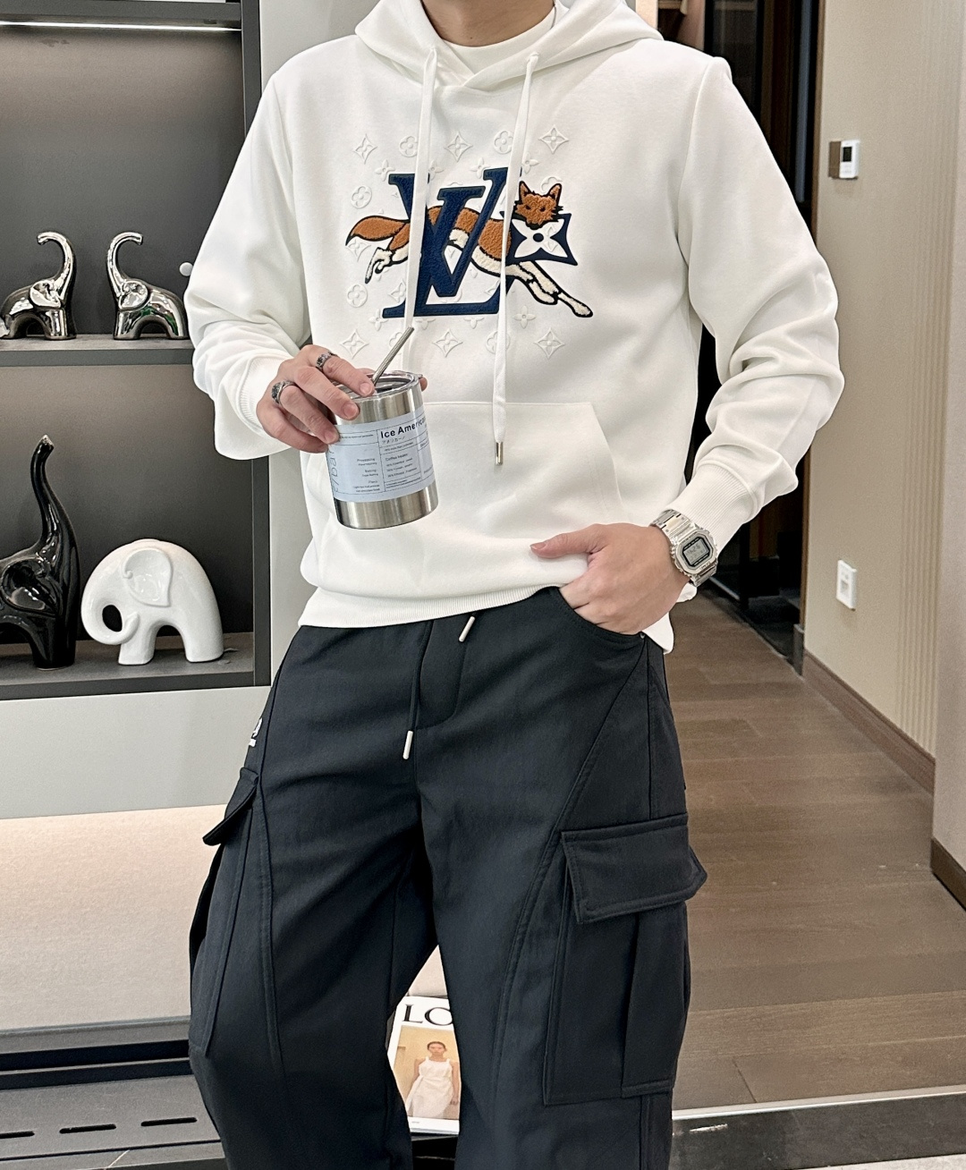 Lv 套头连帽卫衣；经典套头男女同款，简约大气系列单品，低调奢华大气百搭款！卫衣选用客供100%高克重棉