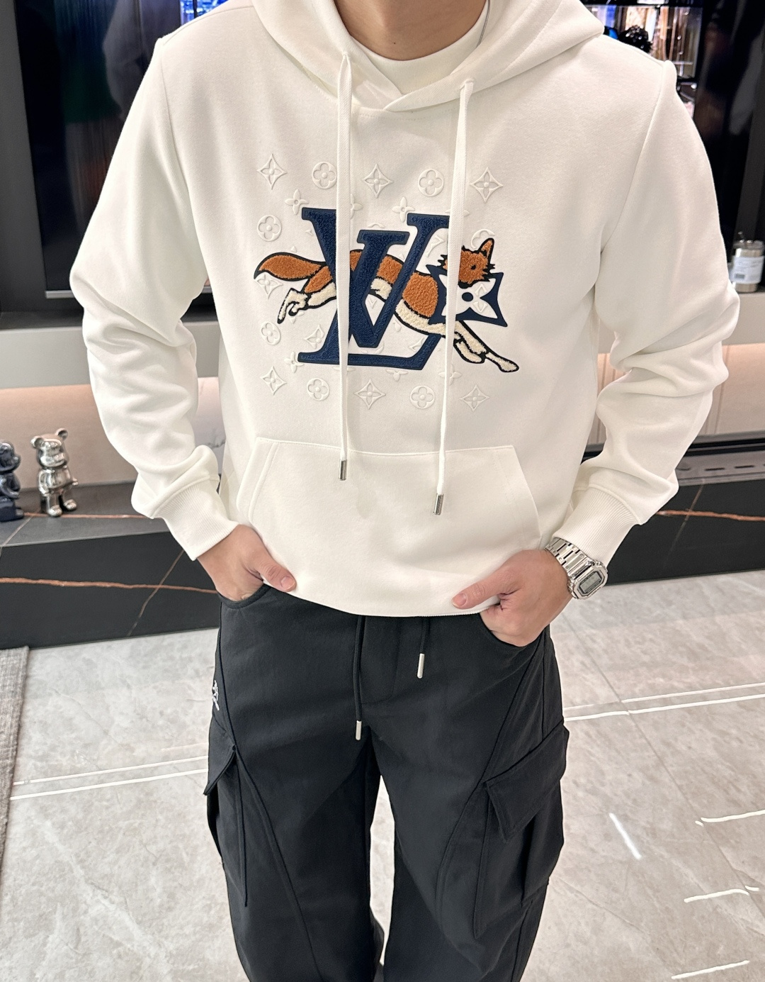 Lv 套头连帽卫衣；经典套头男女同款，简约大气系列单品，低调奢华大气百搭款！卫衣选用客供100%高克重棉