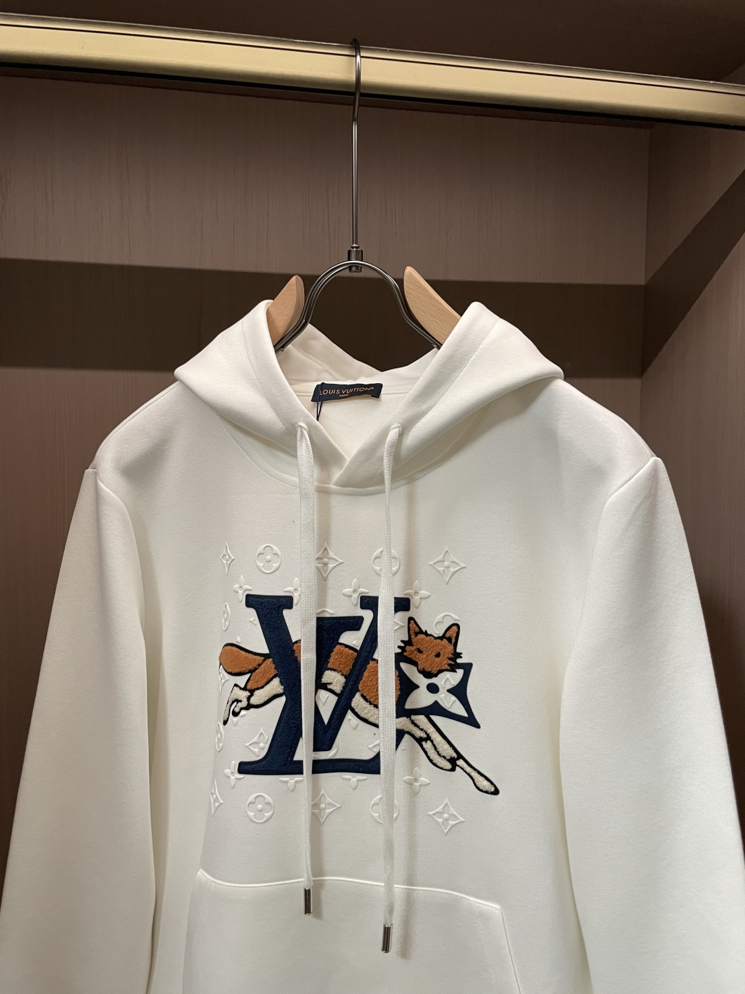 Lv 套头连帽卫衣；经典套头男女同款，简约大气系列单品，低调奢华大气百搭款！卫衣选用客供100%高克重棉