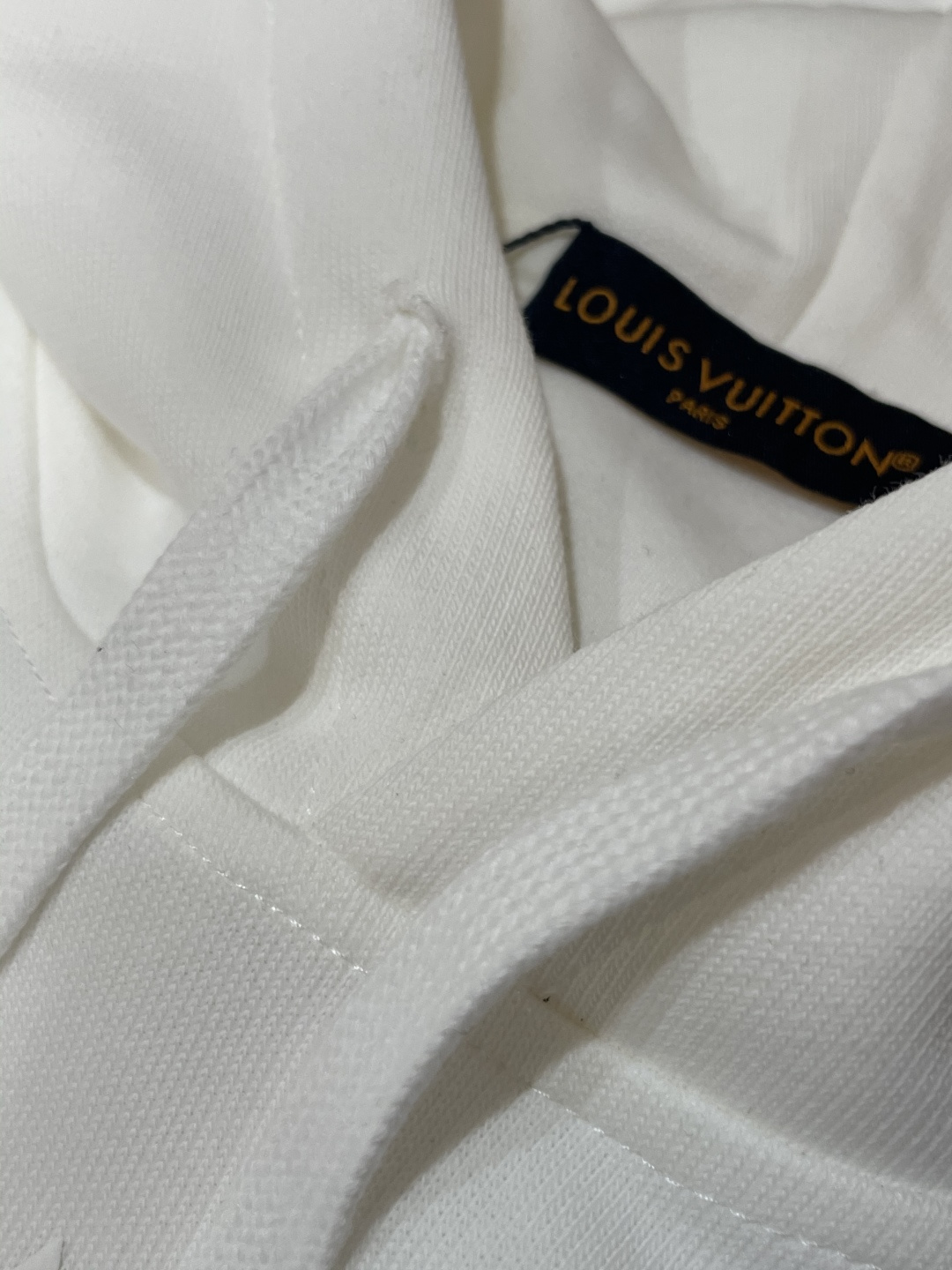 Lv 套头连帽卫衣；经典套头男女同款，简约大气系列单品，低调奢华大气百搭款！卫衣选用客供100%高克重棉