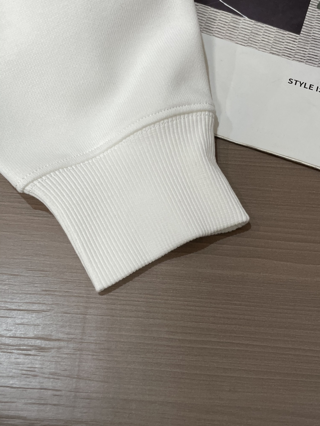 Lv 套头连帽卫衣；经典套头男女同款，简约大气系列单品，低调奢华大气百搭款！卫衣选用客供100%高克重棉