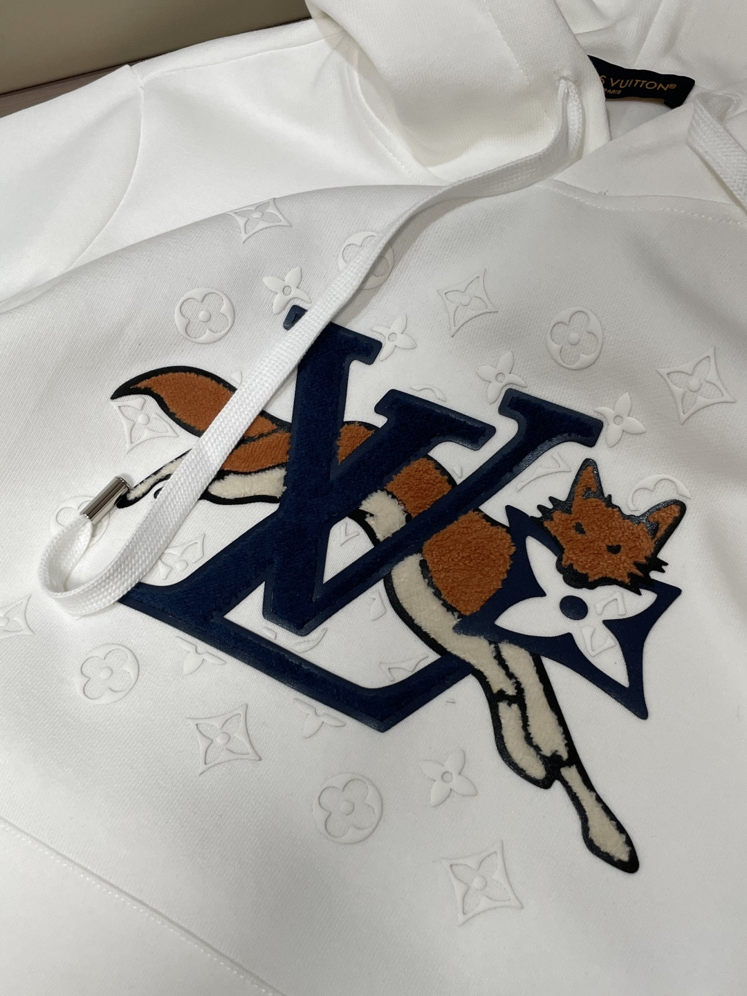 Lv 套头连帽卫衣；经典套头男女同款，简约大气系列单品，低调奢华大气百搭款！卫衣选用客供100%高克重棉