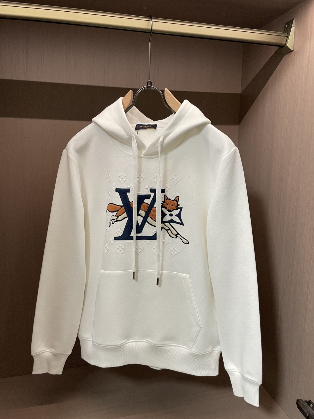 Lv 套头连帽卫衣；经典套头男女同款，简约大气系列单品，低调奢华大气百搭款！卫衣选用客供100%高克重棉