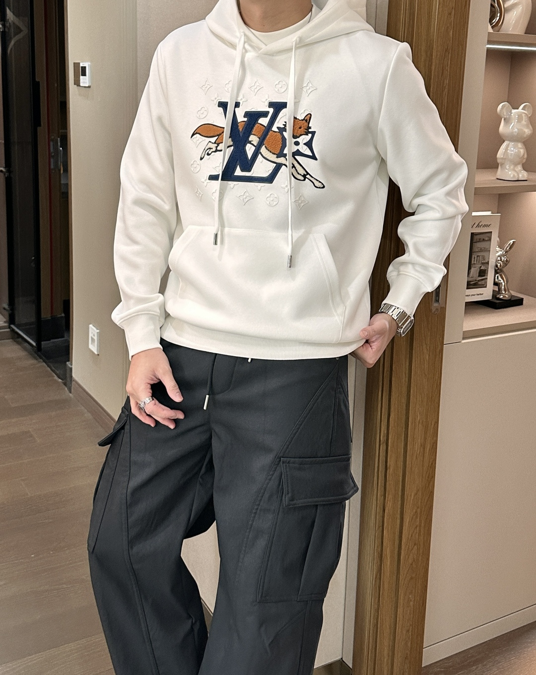 Lv 套头连帽卫衣；经典套头男女同款，简约大气系列单品，低调奢华大气百搭款！卫衣选用客供100%高克重棉