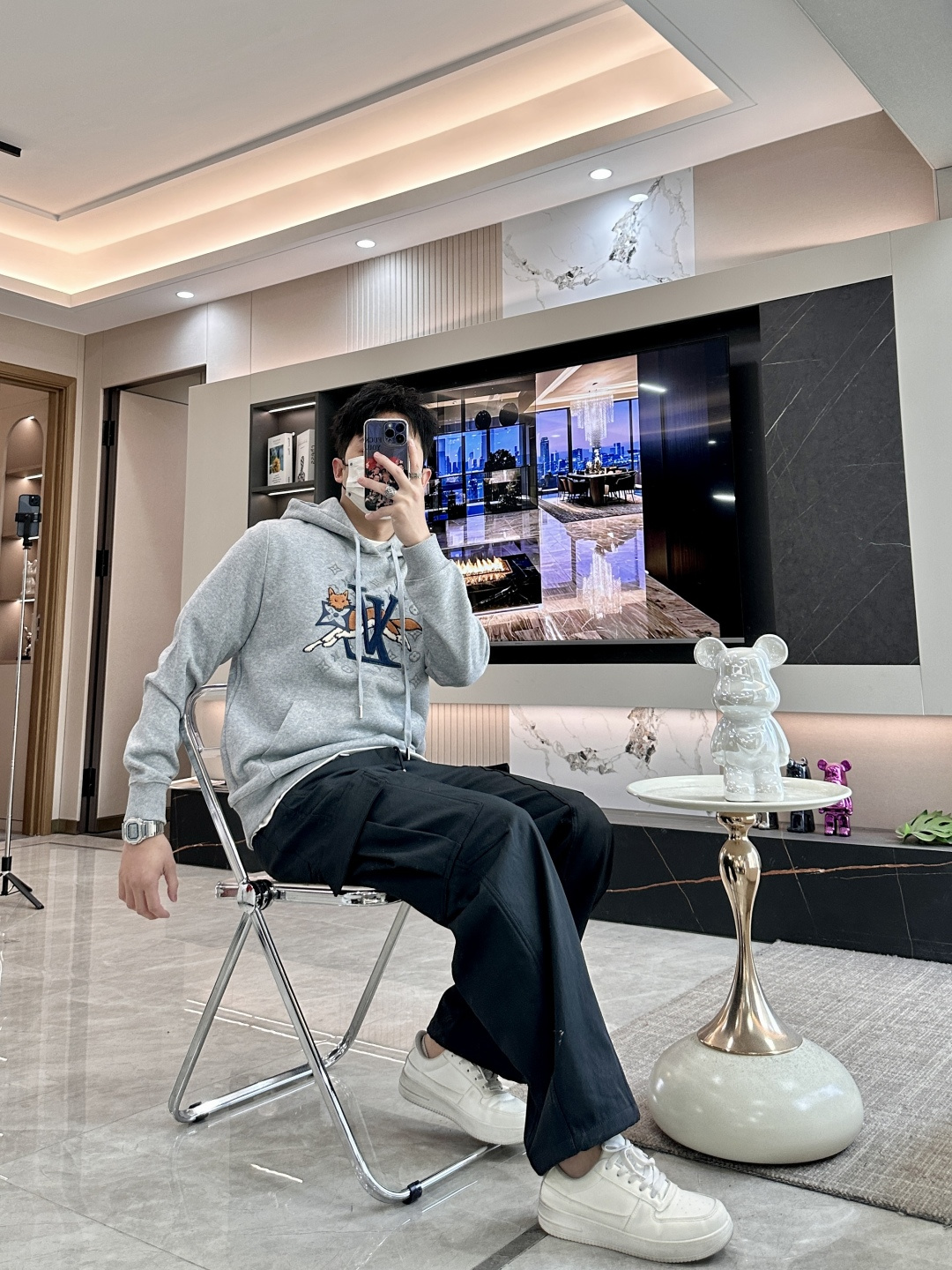 Lv 套头连帽卫衣；经典套头男女同款，简约大气系列单品，低调奢华大气百搭款！卫衣选用客供100%高克重棉