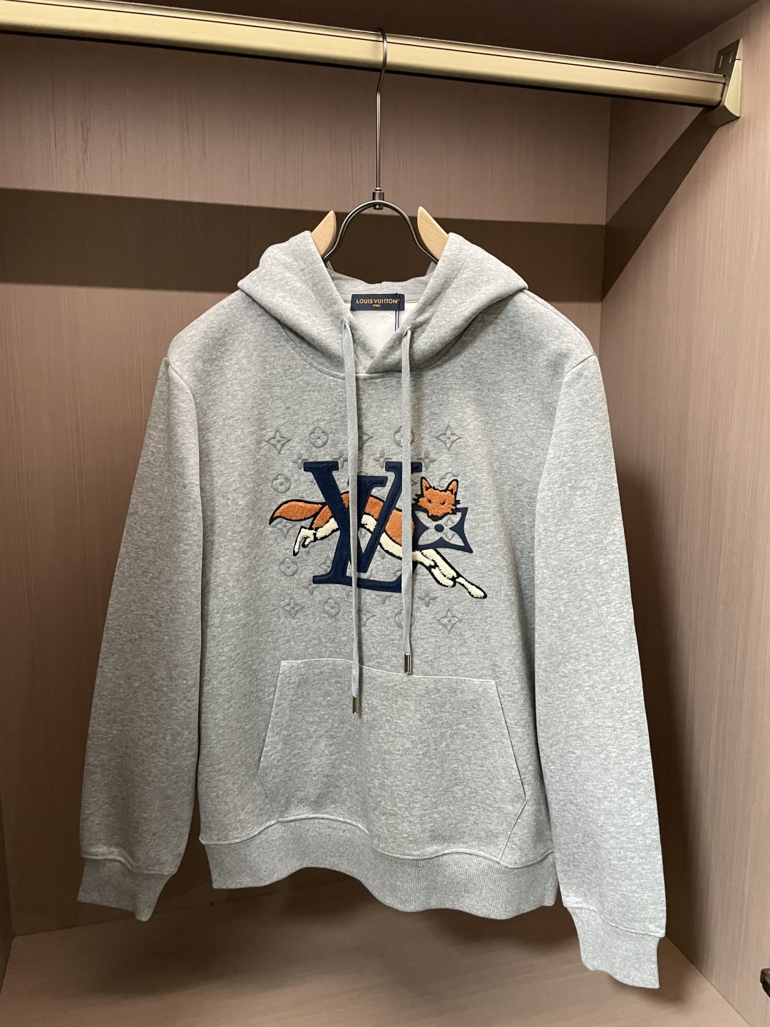 Lv 套头连帽卫衣；经典套头男女同款，简约大气系列单品，低调奢华大气百搭款！卫衣选用客供100%高克重棉