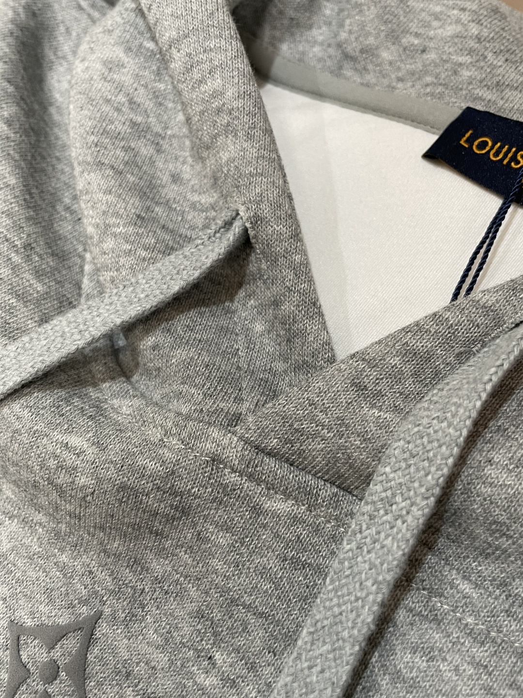 Lv 套头连帽卫衣；经典套头男女同款，简约大气系列单品，低调奢华大气百搭款！卫衣选用客供100%高克重棉