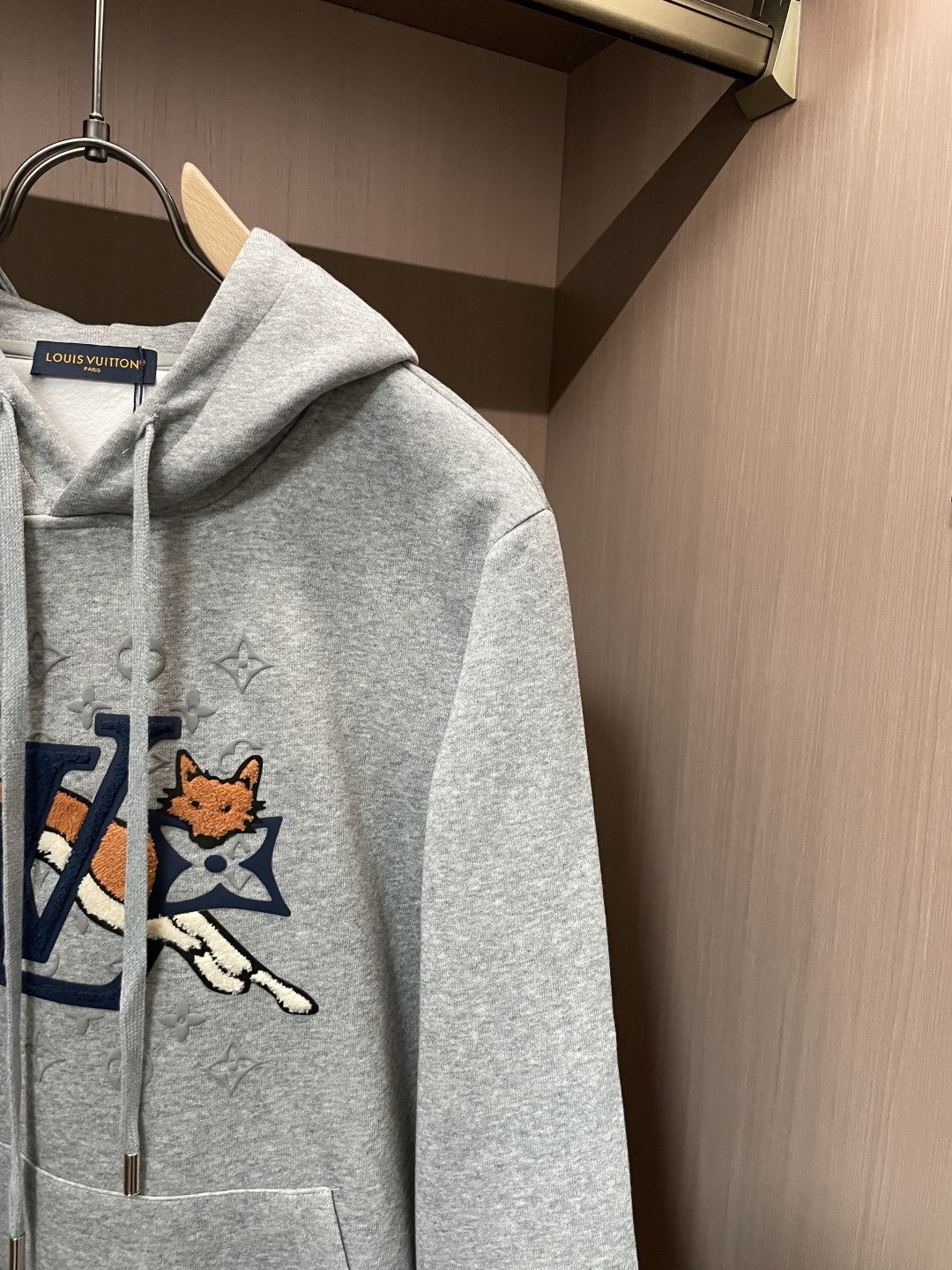 Lv 套头连帽卫衣；经典套头男女同款，简约大气系列单品，低调奢华大气百搭款！卫衣选用客供100%高克重棉