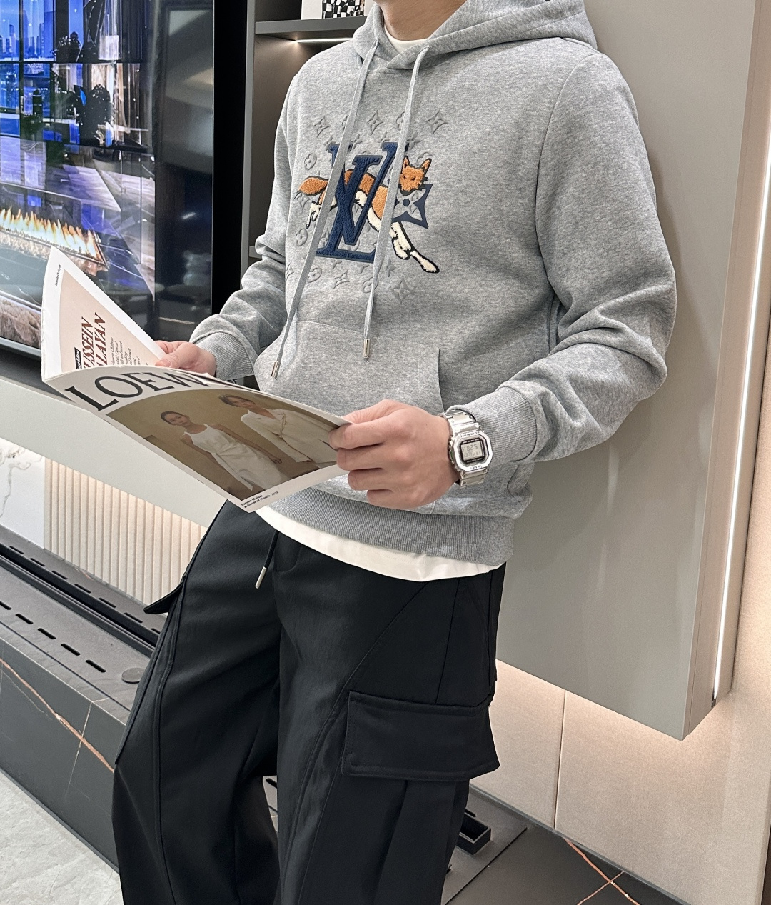 Lv 套头连帽卫衣；经典套头男女同款，简约大气系列单品，低调奢华大气百搭款！卫衣选用客供100%高克重棉