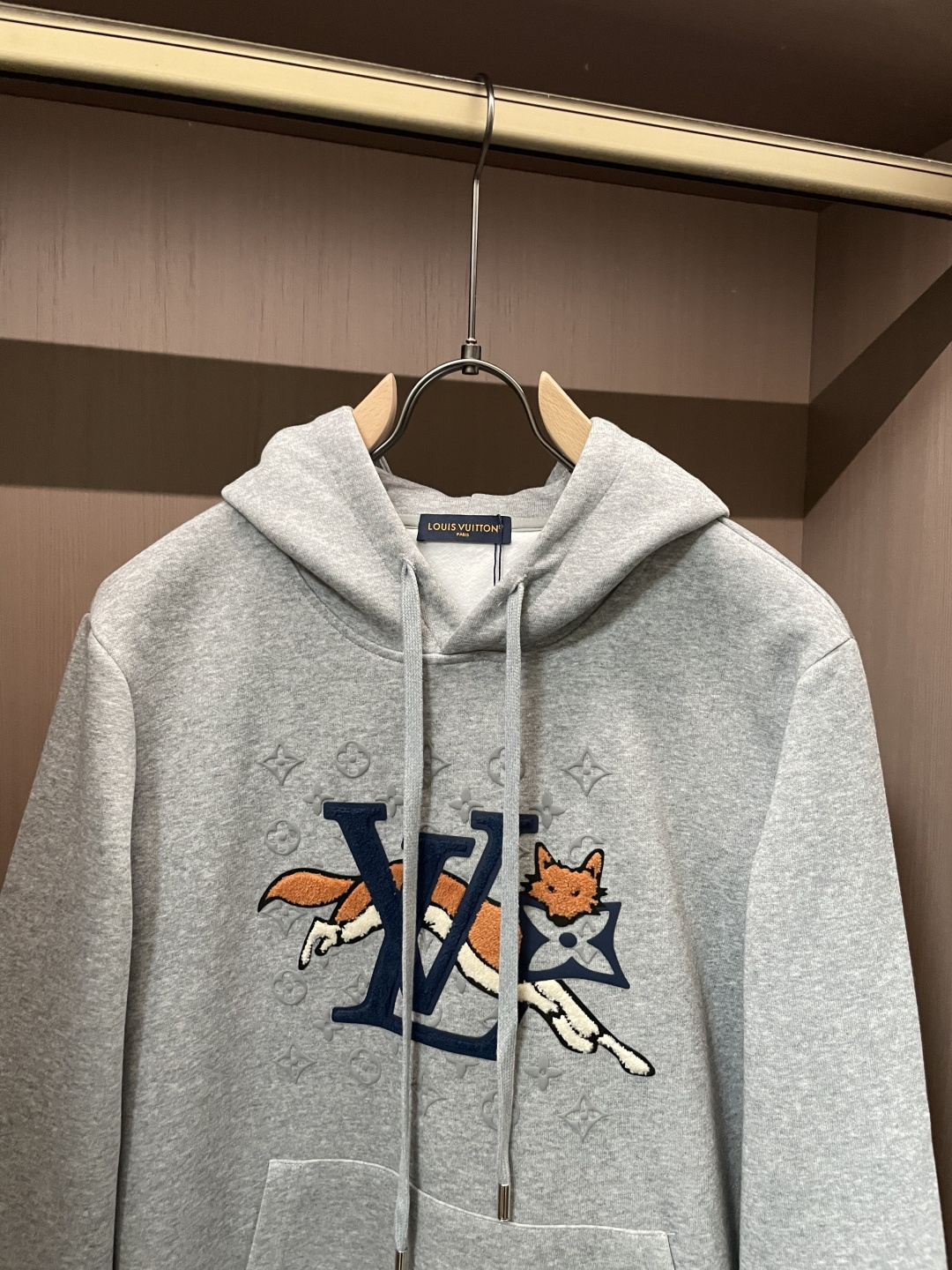 Lv 套头连帽卫衣；经典套头男女同款，简约大气系列单品，低调奢华大气百搭款！卫衣选用客供100%高克重棉