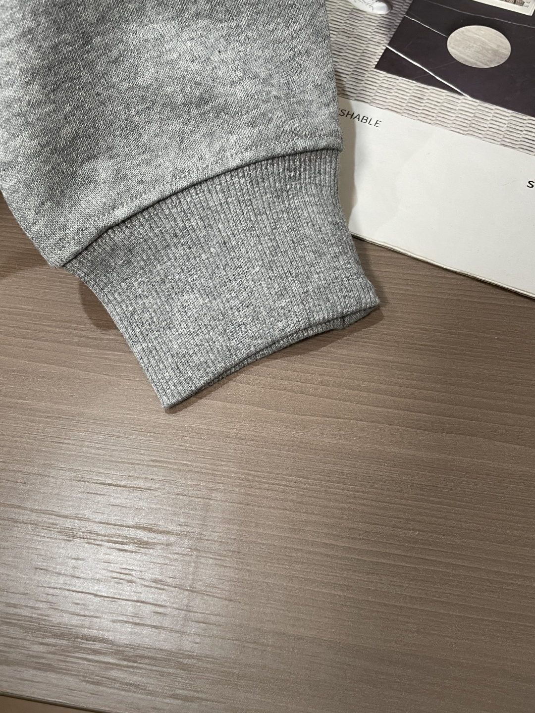 Lv 套头连帽卫衣；经典套头男女同款，简约大气系列单品，低调奢华大气百搭款！卫衣选用客供100%高克重棉