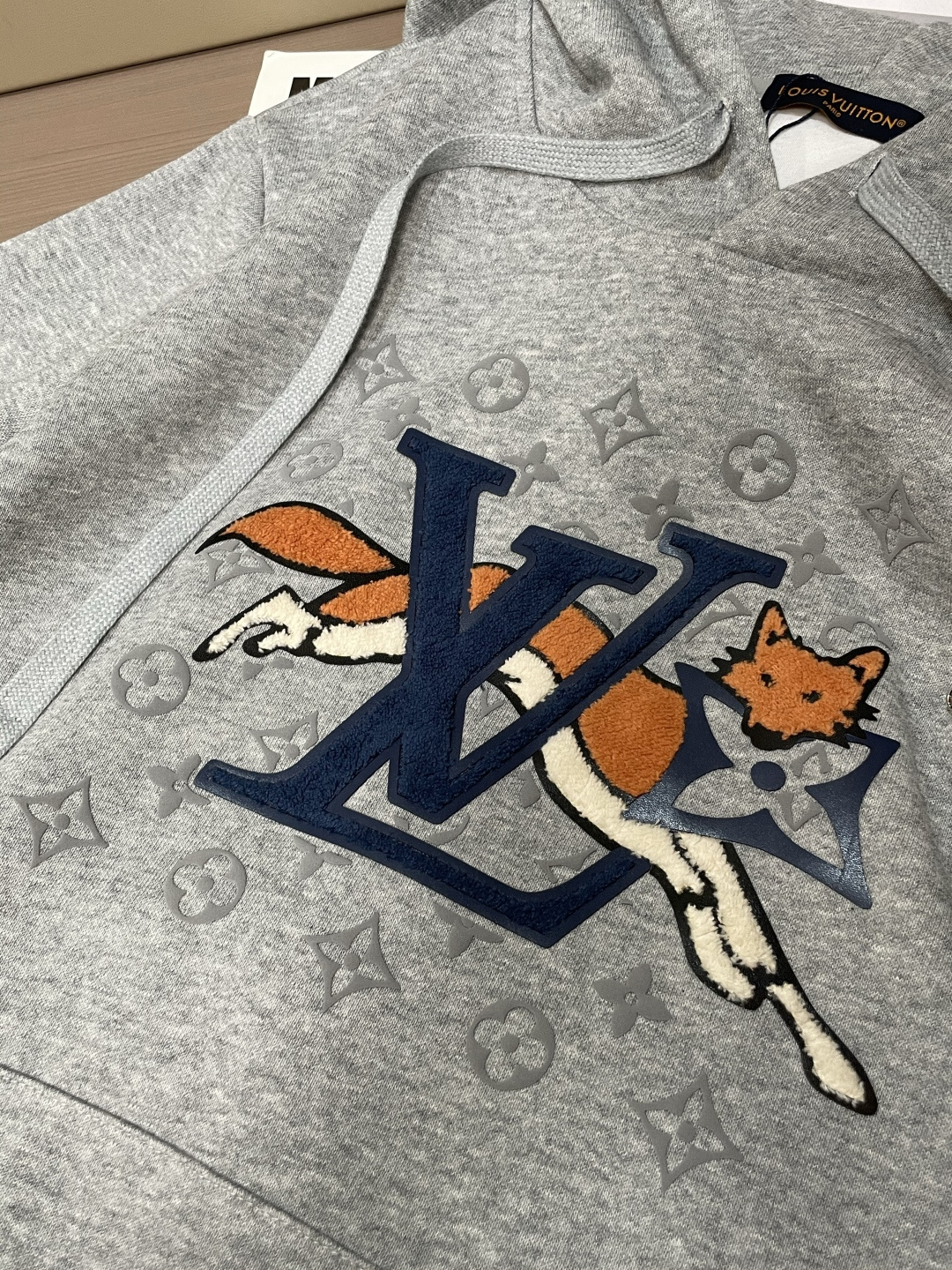 Lv 套头连帽卫衣；经典套头男女同款，简约大气系列单品，低调奢华大气百搭款！卫衣选用客供100%高克重棉