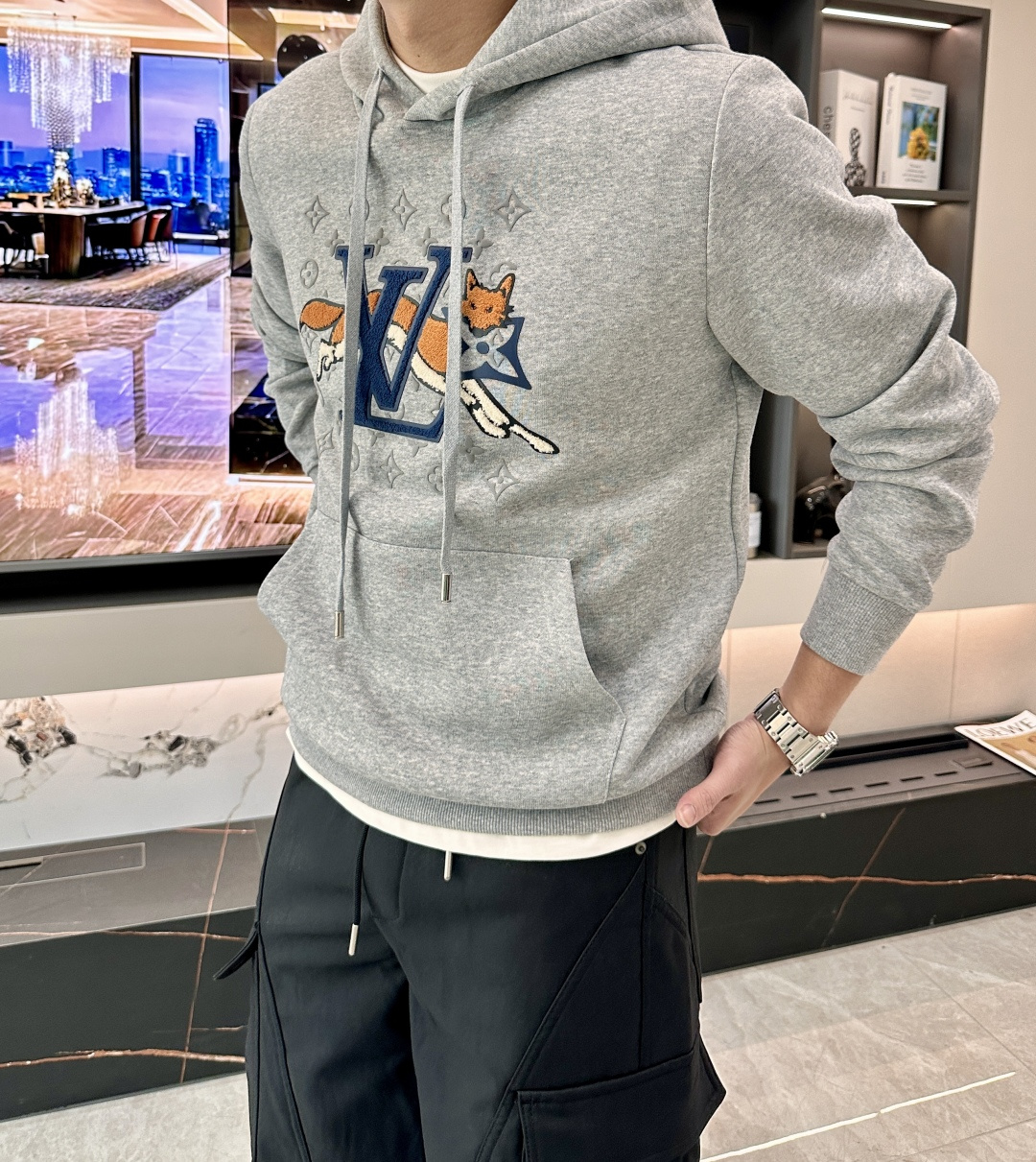 Lv 套头连帽卫衣；经典套头男女同款，简约大气系列单品，低调奢华大气百搭款！卫衣选用客供100%高克重棉