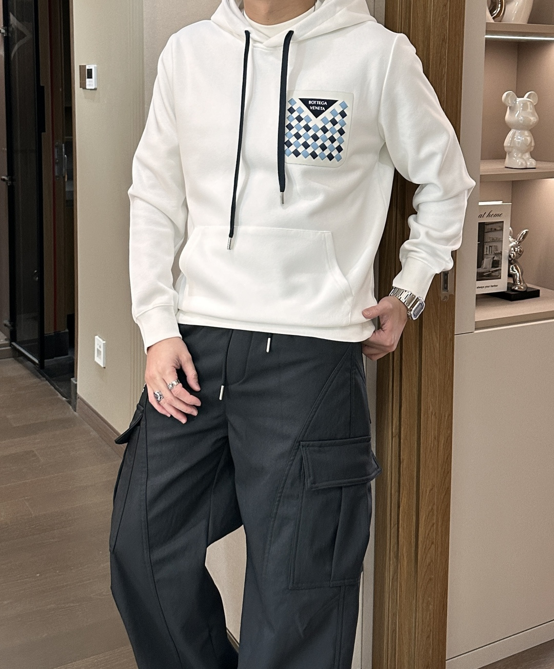 BV 套头连帽卫衣；经典套头男女同款，简约大气系列单品，低调奢华大气百搭款！卫衣选用客供100%高克重棉