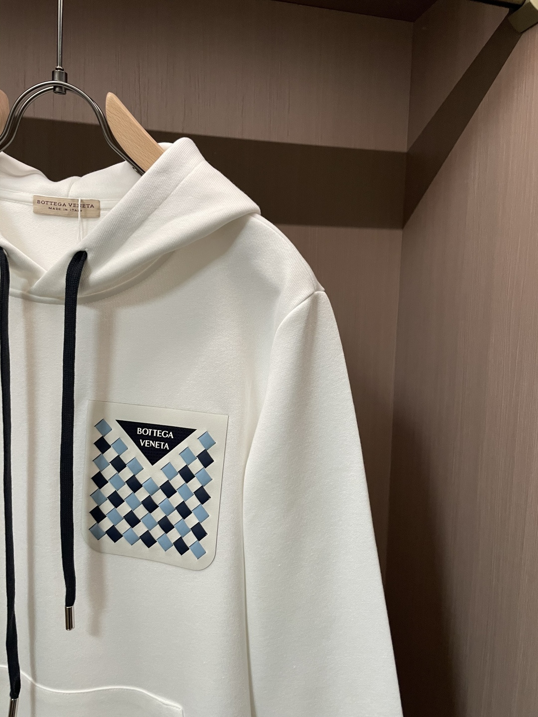 BV 套头连帽卫衣；经典套头男女同款，简约大气系列单品，低调奢华大气百搭款！卫衣选用客供100%高克重棉