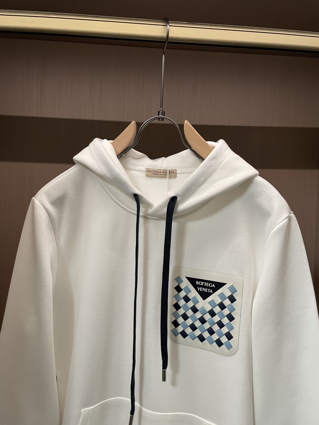 BV 套头连帽卫衣；经典套头男女同款，简约大气系列单品，低调奢华大气百搭款！卫衣选用客供100%高克重棉