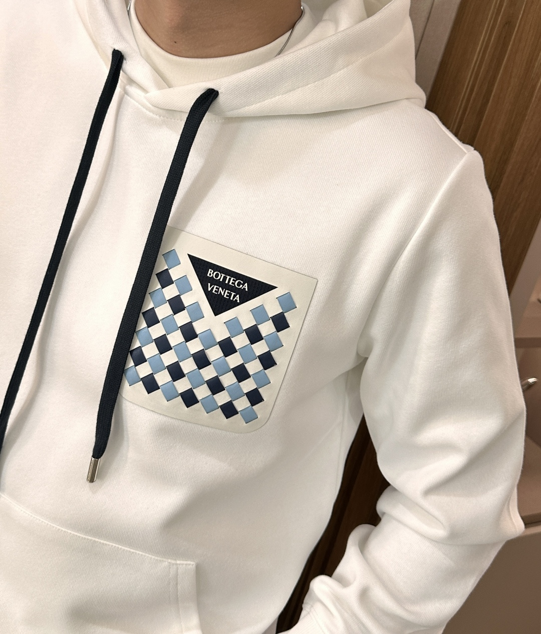 BV 套头连帽卫衣；经典套头男女同款，简约大气系列单品，低调奢华大气百搭款！卫衣选用客供100%高克重棉