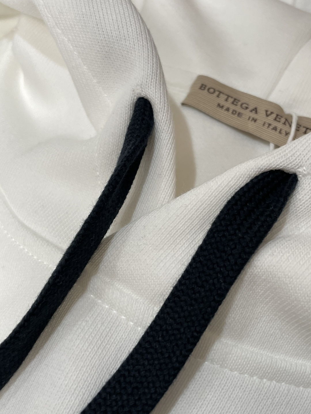 BV 套头连帽卫衣；经典套头男女同款，简约大气系列单品，低调奢华大气百搭款！卫衣选用客供100%高克重棉