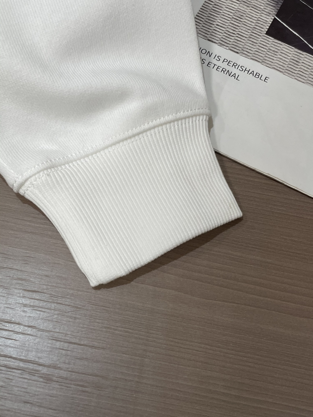 BV 套头连帽卫衣；经典套头男女同款，简约大气系列单品，低调奢华大气百搭款！卫衣选用客供100%高克重棉