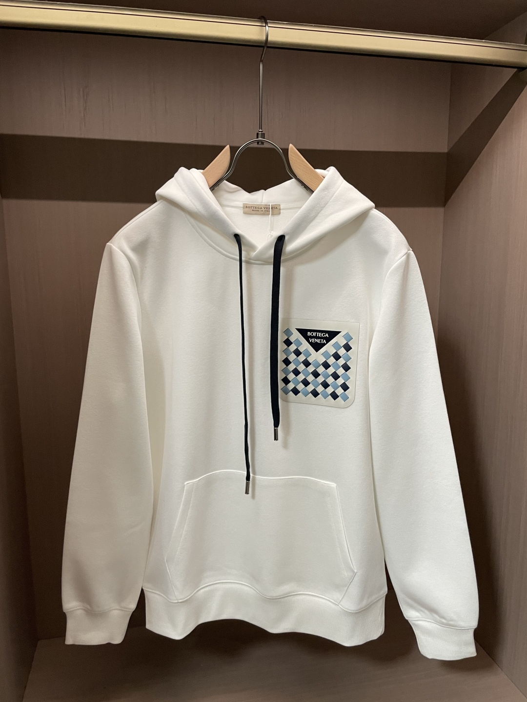 BV 套头连帽卫衣；经典套头男女同款，简约大气系列单品，低调奢华大气百搭款！卫衣选用客供100%高克重棉