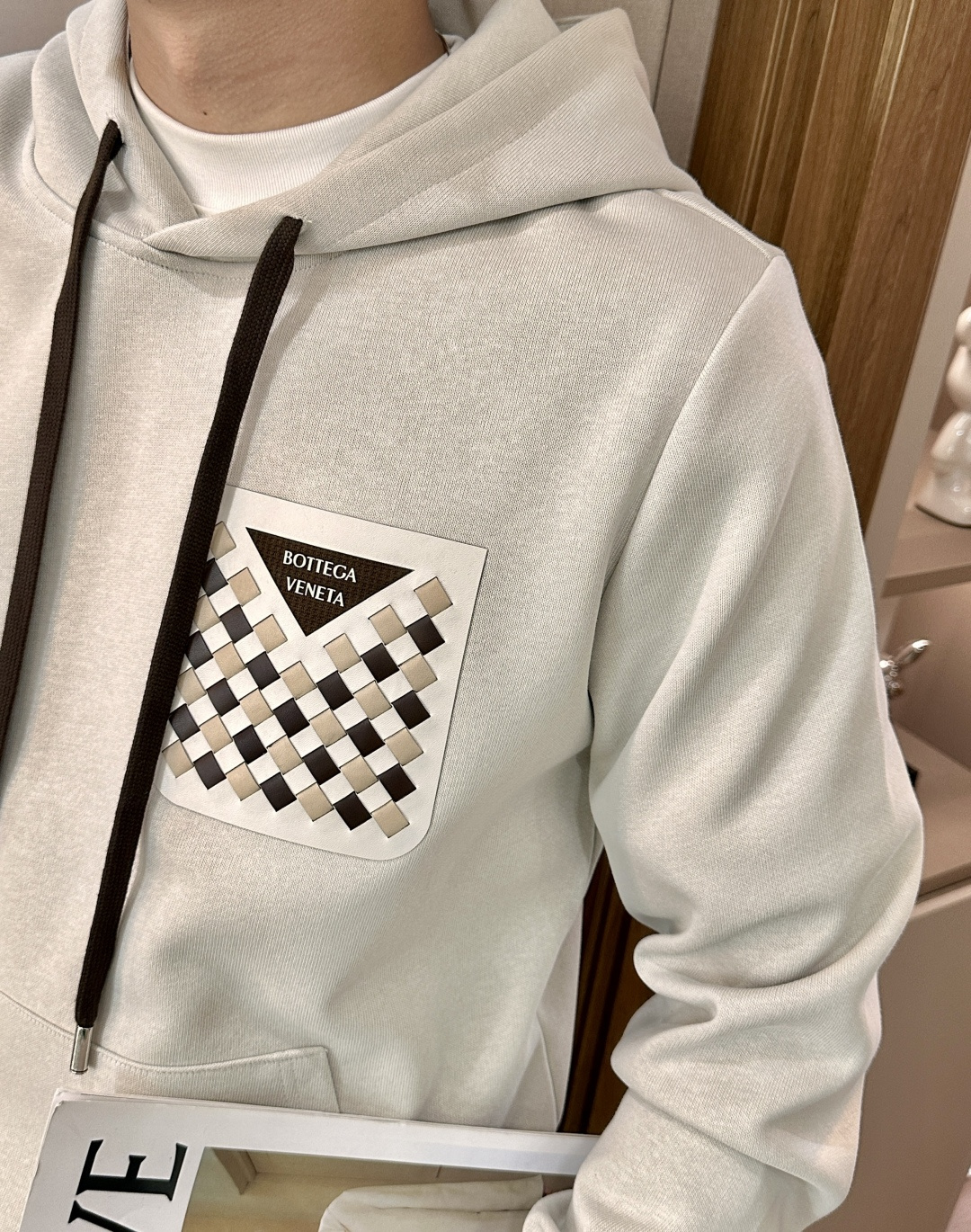 BV 套头连帽卫衣；经典套头男女同款，简约大气系列单品，低调奢华大气百搭款！卫衣选用客供100%高克重棉