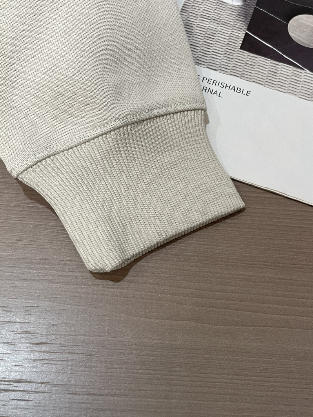 BV 套头连帽卫衣；经典套头男女同款，简约大气系列单品，低调奢华大气百搭款！卫衣选用客供100%高克重棉