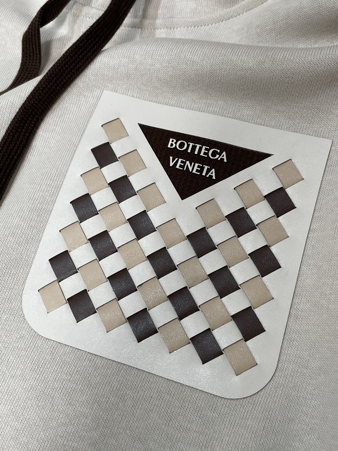 BV 套头连帽卫衣；经典套头男女同款，简约大气系列单品，低调奢华大气百搭款！卫衣选用客供100%高克重棉