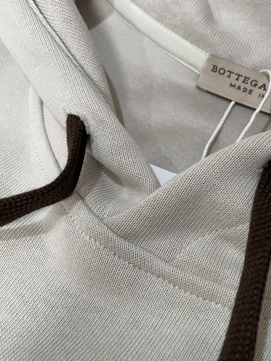 BV 套头连帽卫衣；经典套头男女同款，简约大气系列单品，低调奢华大气百搭款！卫衣选用客供100%高克重棉