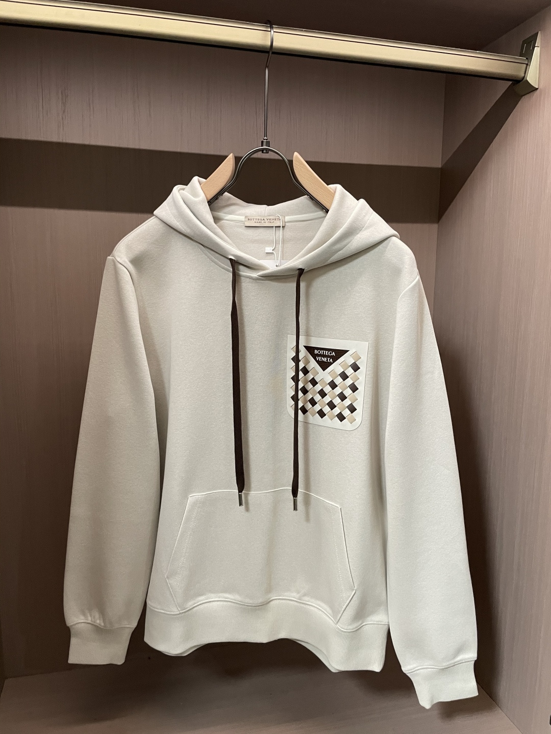 BV 套头连帽卫衣；经典套头男女同款，简约大气系列单品，低调奢华大气百搭款！卫衣选用客供100%高克重棉