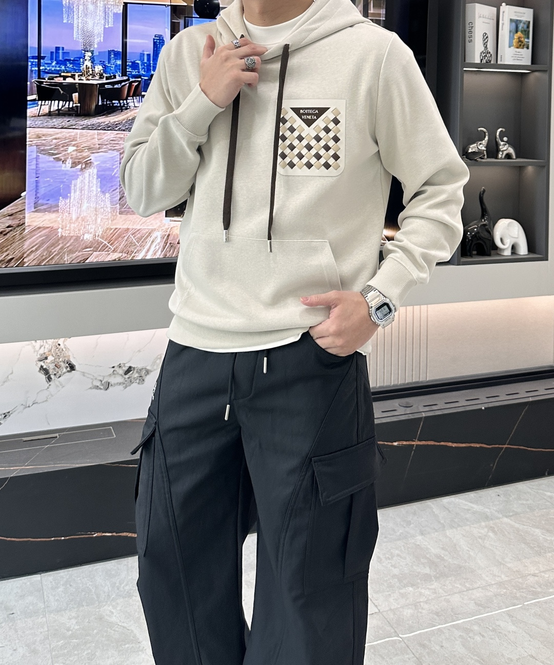 BV 套头连帽卫衣；经典套头男女同款，简约大气系列单品，低调奢华大气百搭款！卫衣选用客供100%高克重棉