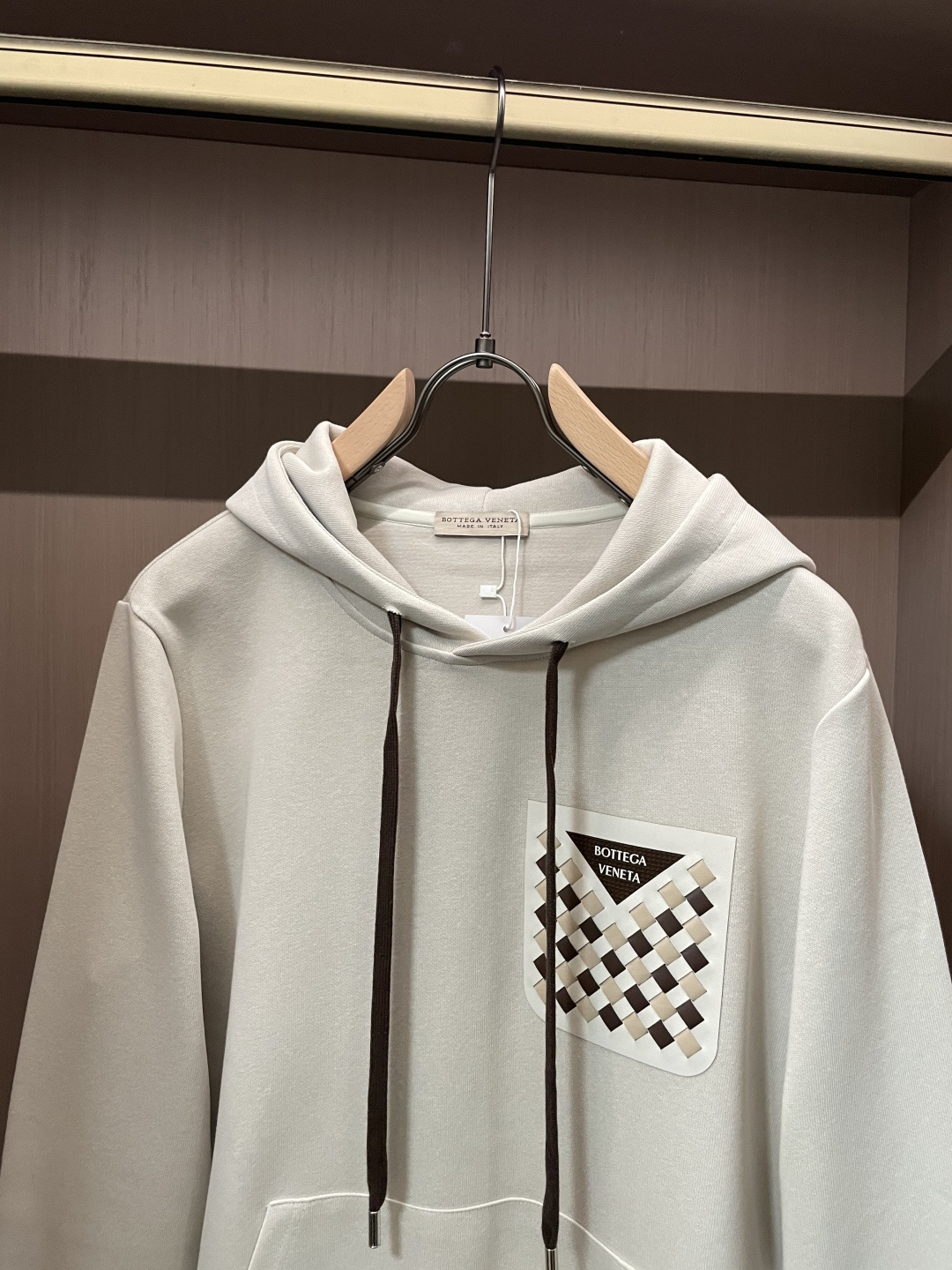 BV 套头连帽卫衣；经典套头男女同款，简约大气系列单品，低调奢华大气百搭款！卫衣选用客供100%高克重棉