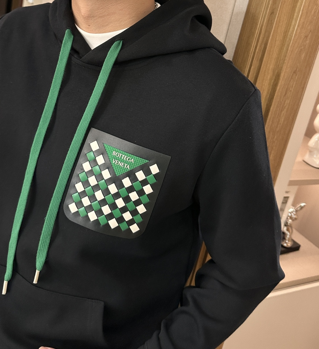 BV 套头连帽卫衣；经典套头男女同款，简约大气系列单品，低调奢华大气百搭款！卫衣选用客供100%高克重棉