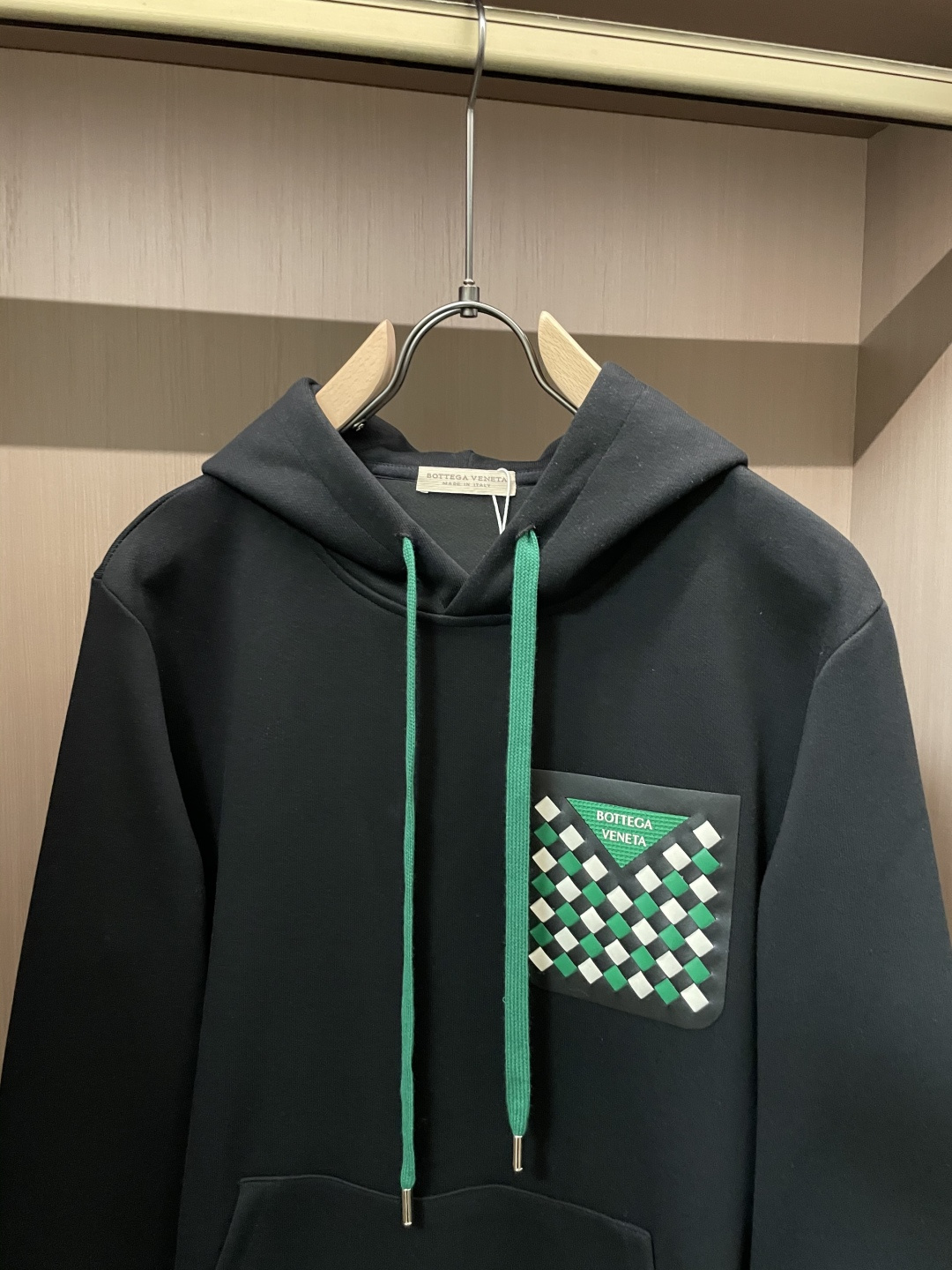 BV 套头连帽卫衣；经典套头男女同款，简约大气系列单品，低调奢华大气百搭款！卫衣选用客供100%高克重棉