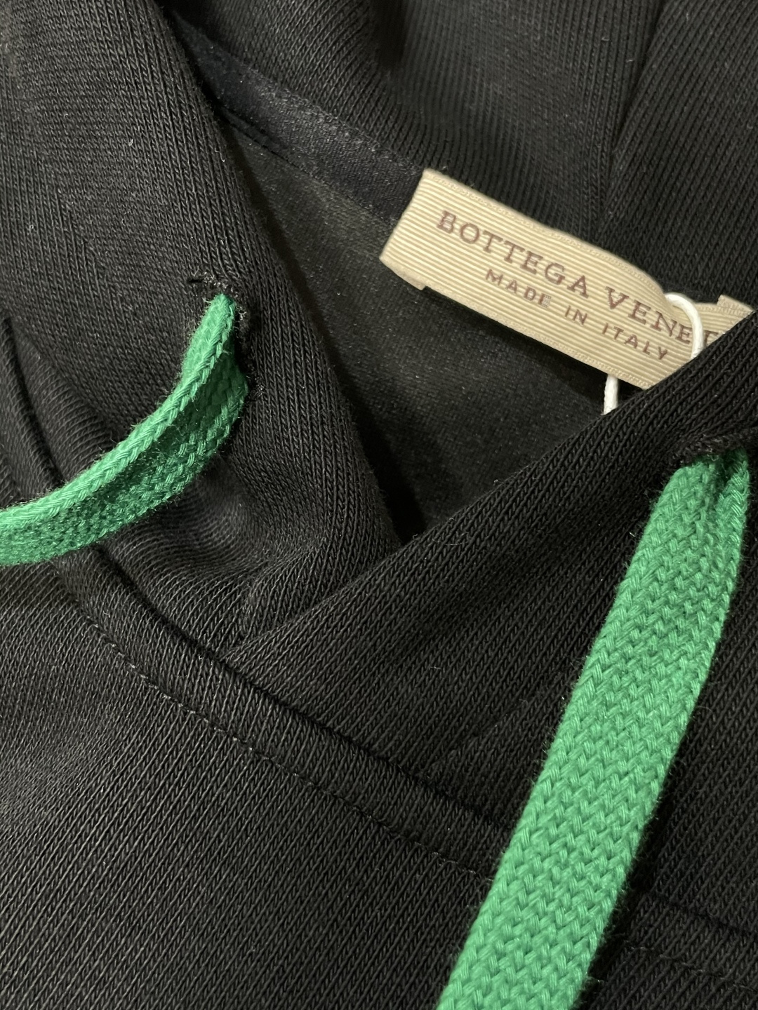 BV 套头连帽卫衣；经典套头男女同款，简约大气系列单品，低调奢华大气百搭款！卫衣选用客供100%高克重棉