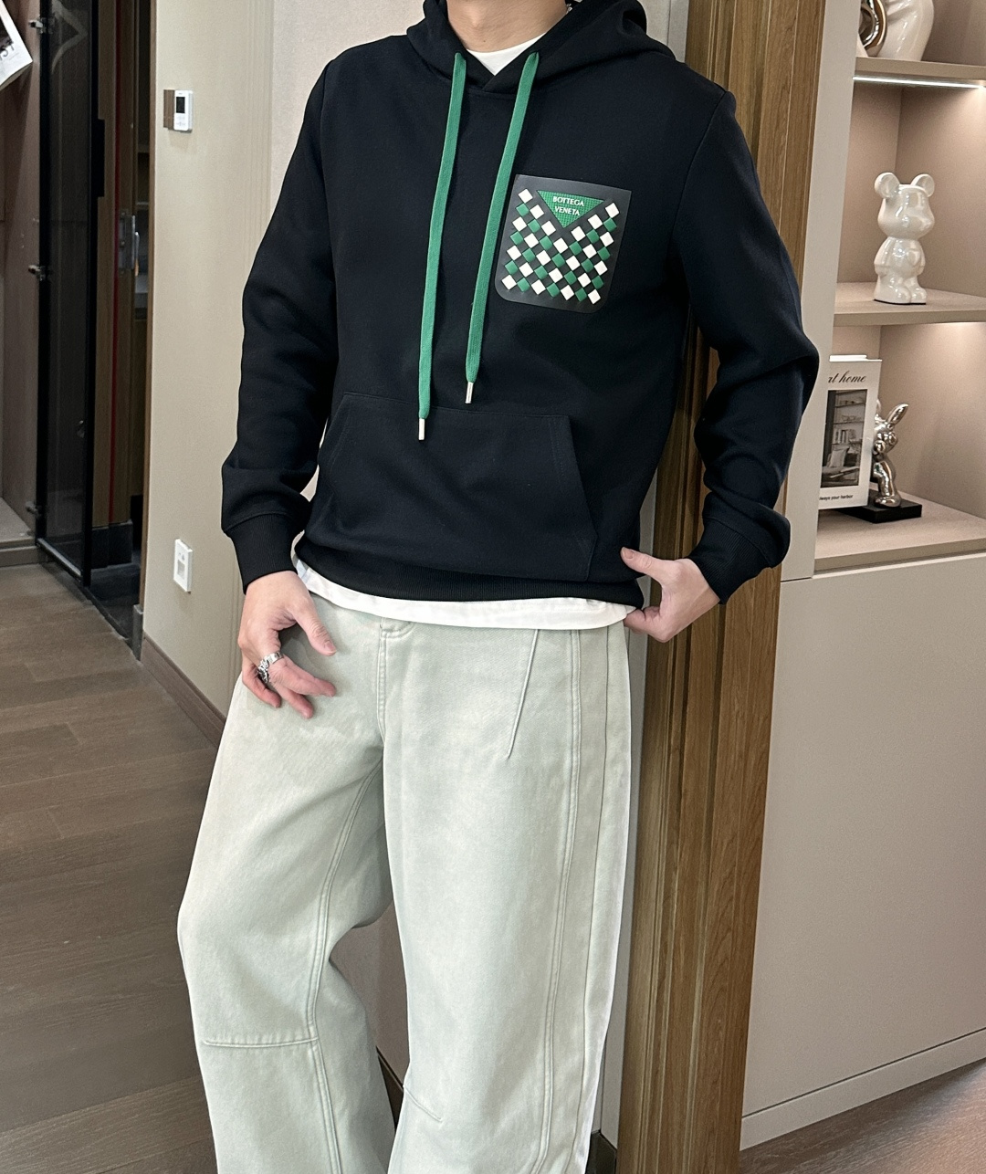 BV 套头连帽卫衣；经典套头男女同款，简约大气系列单品，低调奢华大气百搭款！卫衣选用客供100%高克重棉