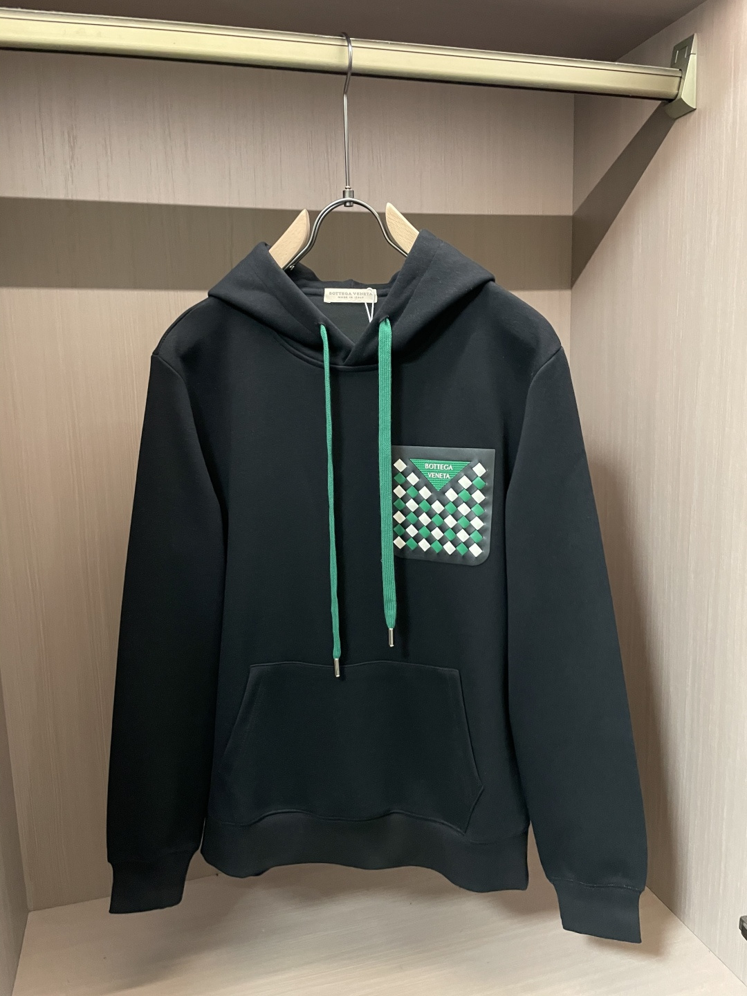 BV 套头连帽卫衣；经典套头男女同款，简约大气系列单品，低调奢华大气百搭款！卫衣选用客供100%高克重棉