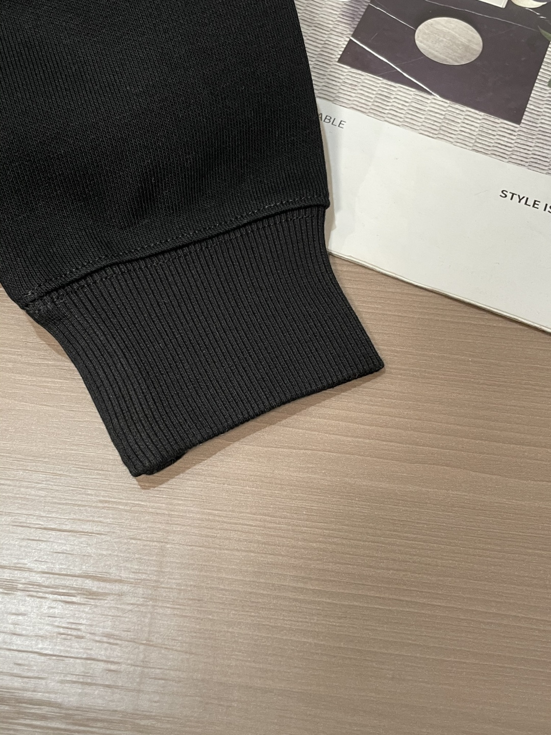 BV 套头连帽卫衣；经典套头男女同款，简约大气系列单品，低调奢华大气百搭款！卫衣选用客供100%高克重棉