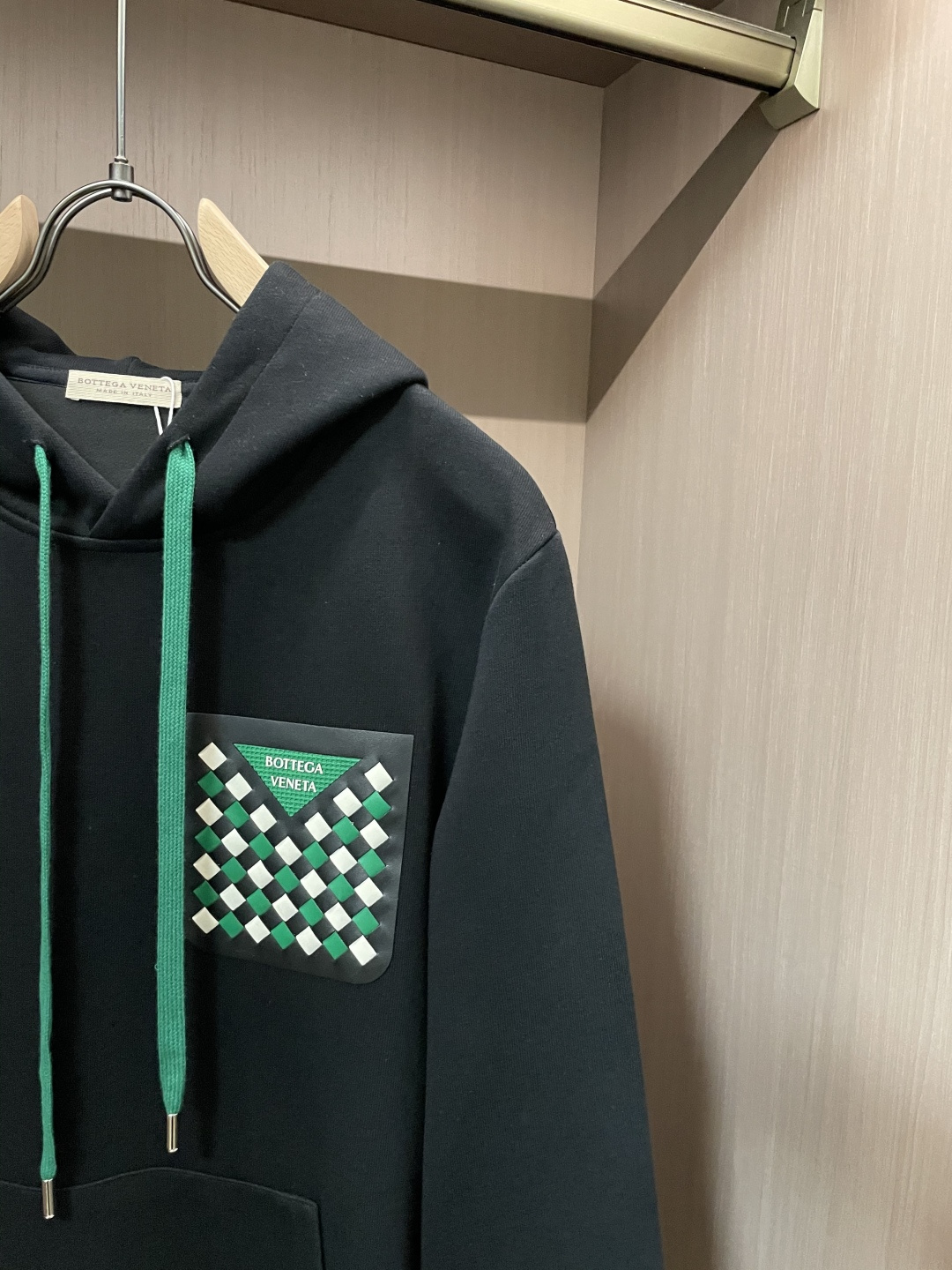 BV 套头连帽卫衣；经典套头男女同款，简约大气系列单品，低调奢华大气百搭款！卫衣选用客供100%高克重棉