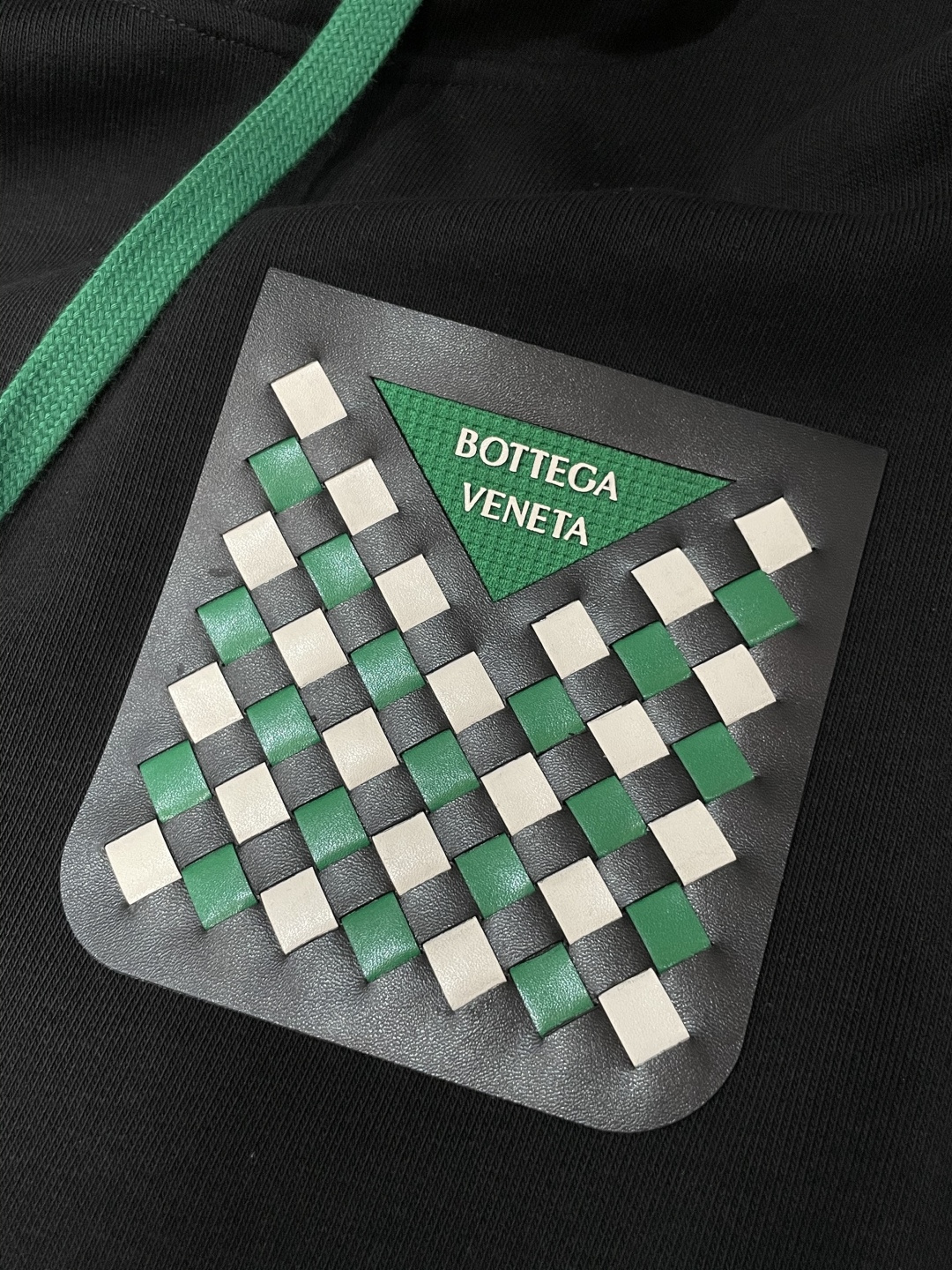 BV 套头连帽卫衣；经典套头男女同款，简约大气系列单品，低调奢华大气百搭款！卫衣选用客供100%高克重棉