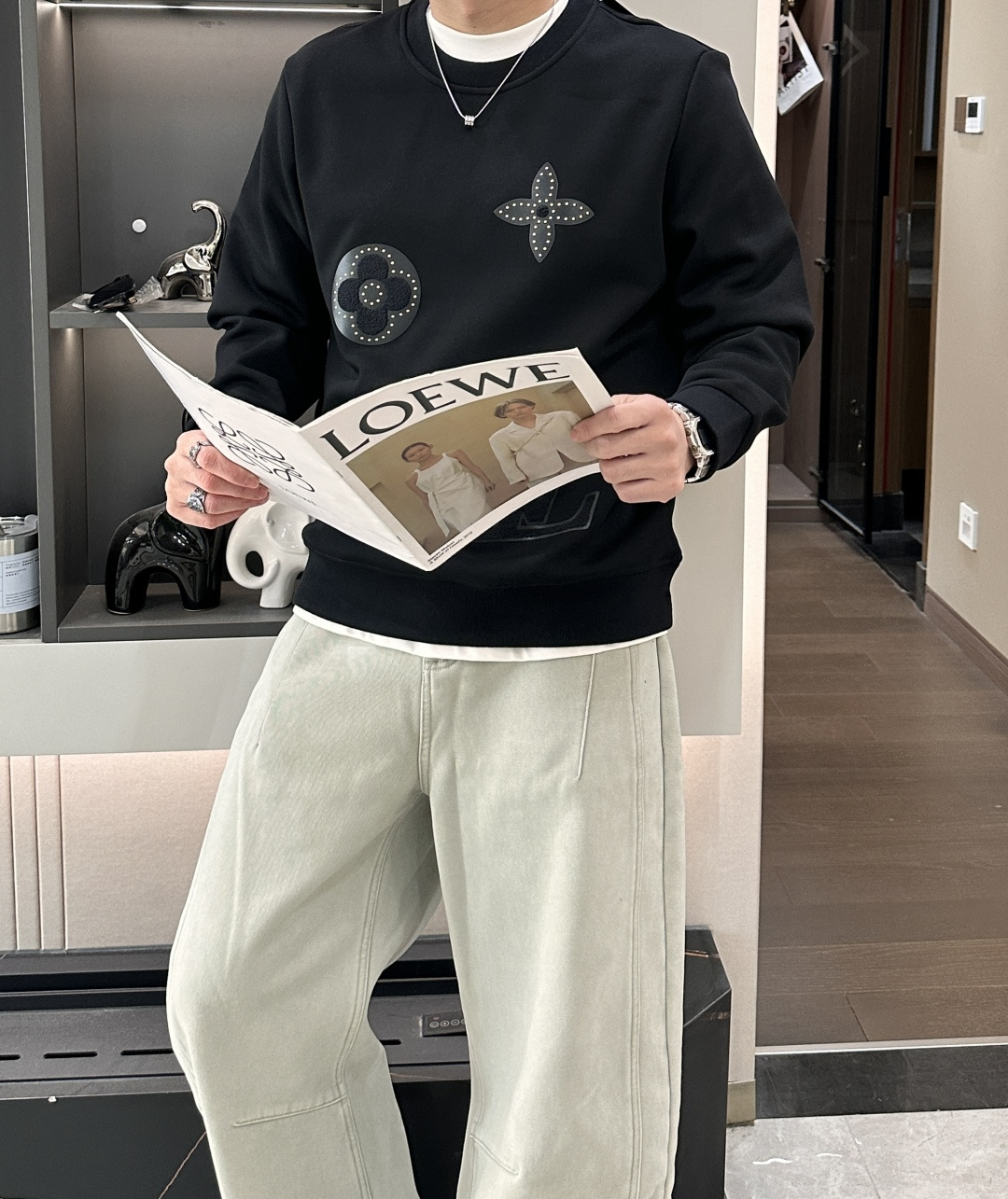 Lv 套头圆领卫衣；经典套头男女同款，简约大气系列单品，低调奢华大气百搭款！卫衣选用客供100%高克重棉