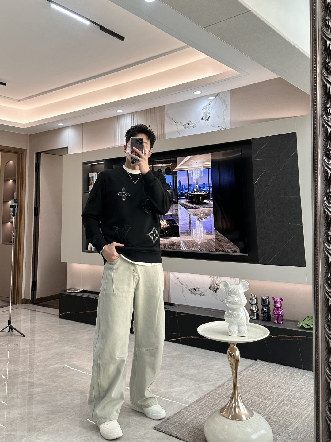 Lv 套头圆领卫衣；经典套头男女同款，简约大气系列单品，低调奢华大气百搭款！卫衣选用客供100%高克重棉