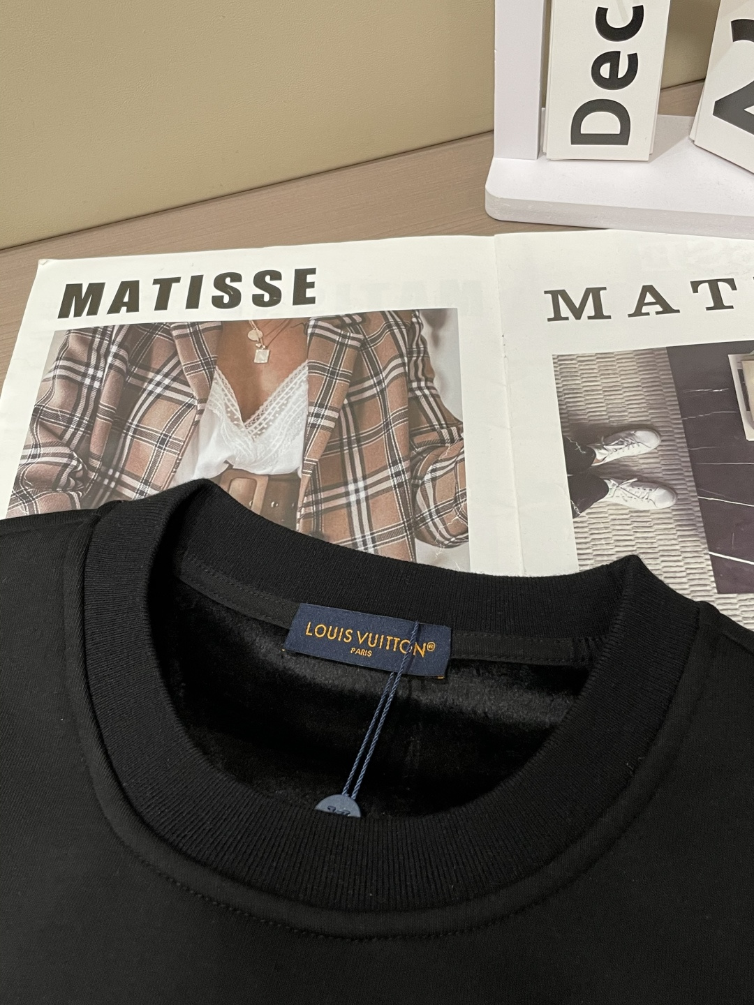 Lv 套头圆领卫衣；经典套头男女同款，简约大气系列单品，低调奢华大气百搭款！卫衣选用客供100%高克重棉