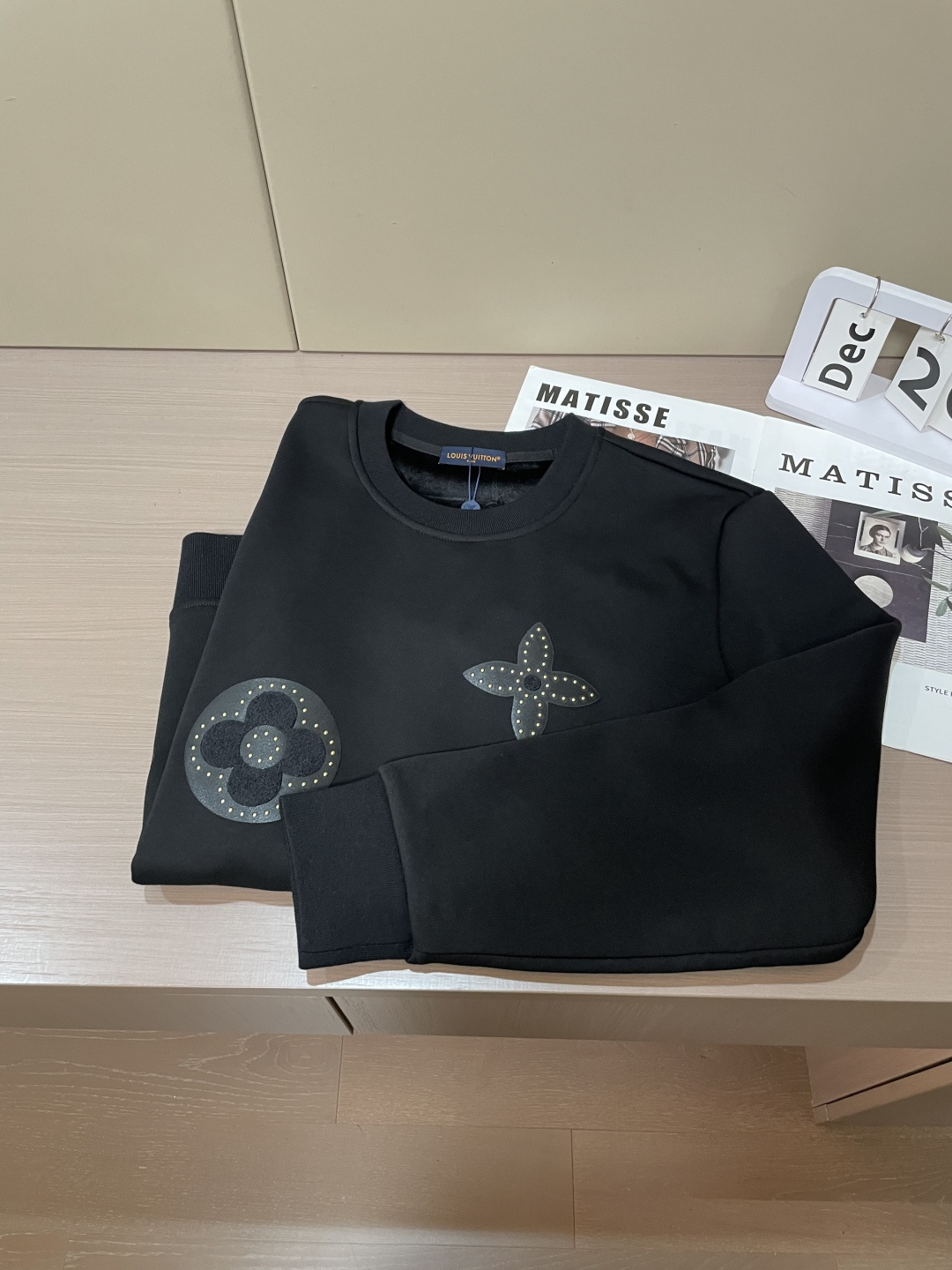 Lv 套头圆领卫衣；经典套头男女同款，简约大气系列单品，低调奢华大气百搭款！卫衣选用客供100%高克重棉