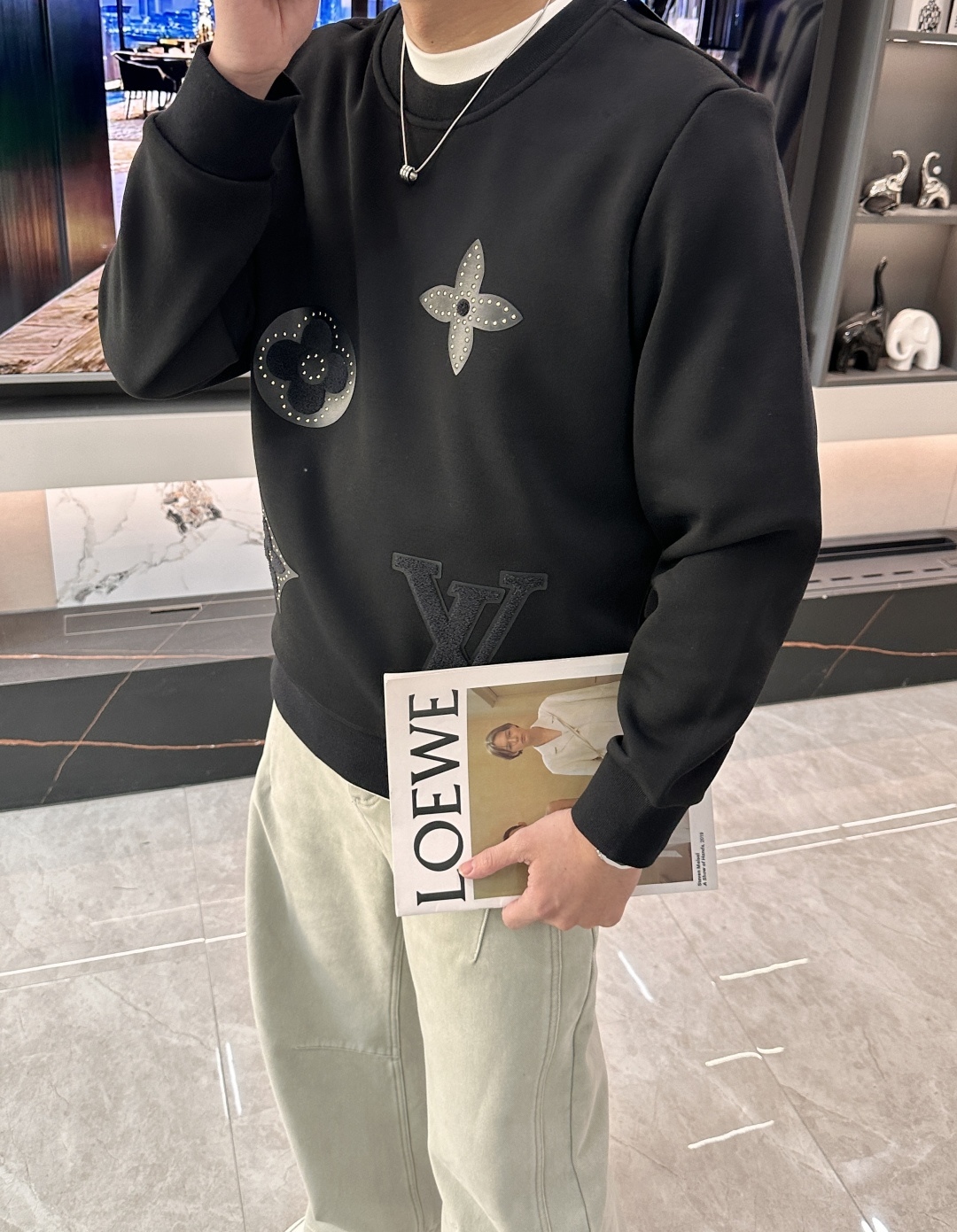 Lv 套头圆领卫衣；经典套头男女同款，简约大气系列单品，低调奢华大气百搭款！卫衣选用客供100%高克重棉