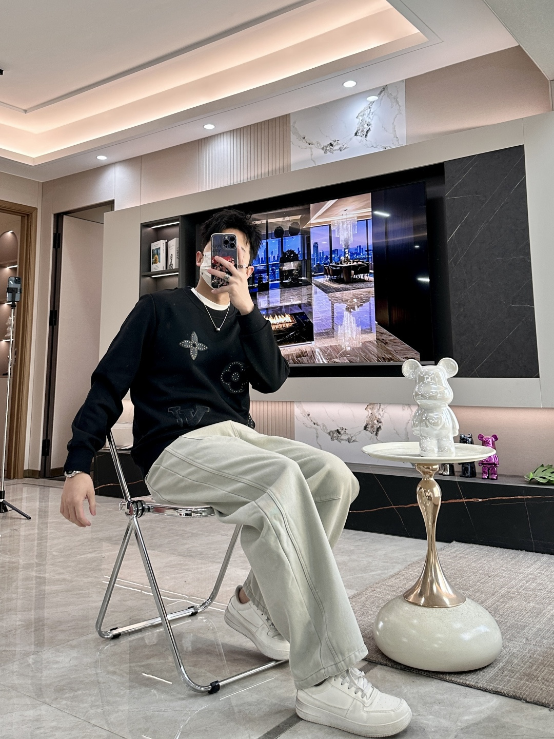 Lv 套头圆领卫衣；经典套头男女同款，简约大气系列单品，低调奢华大气百搭款！卫衣选用客供100%高克重棉