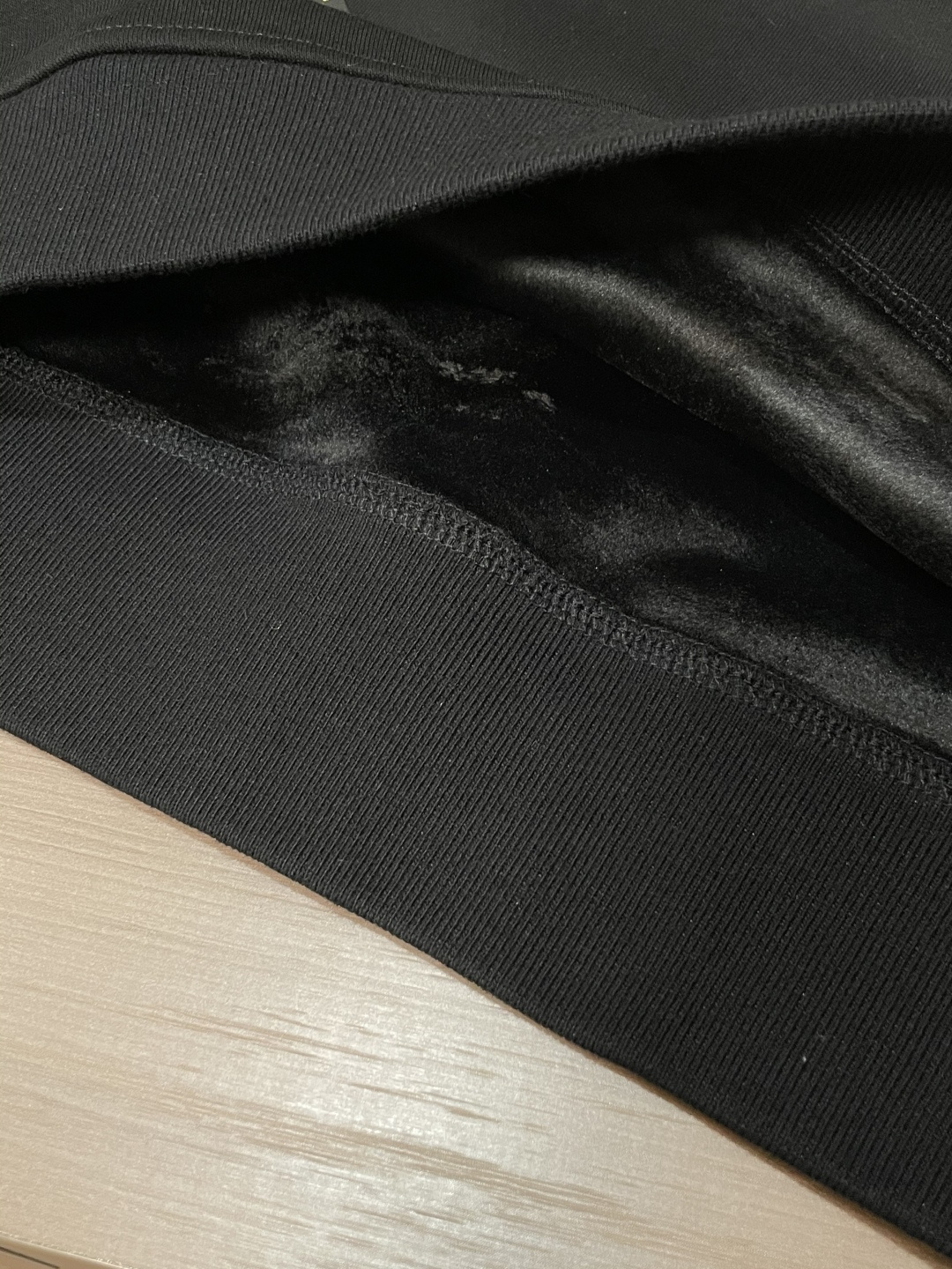 Lv 套头圆领卫衣；经典套头男女同款，简约大气系列单品，低调奢华大气百搭款！卫衣选用客供100%高克重棉