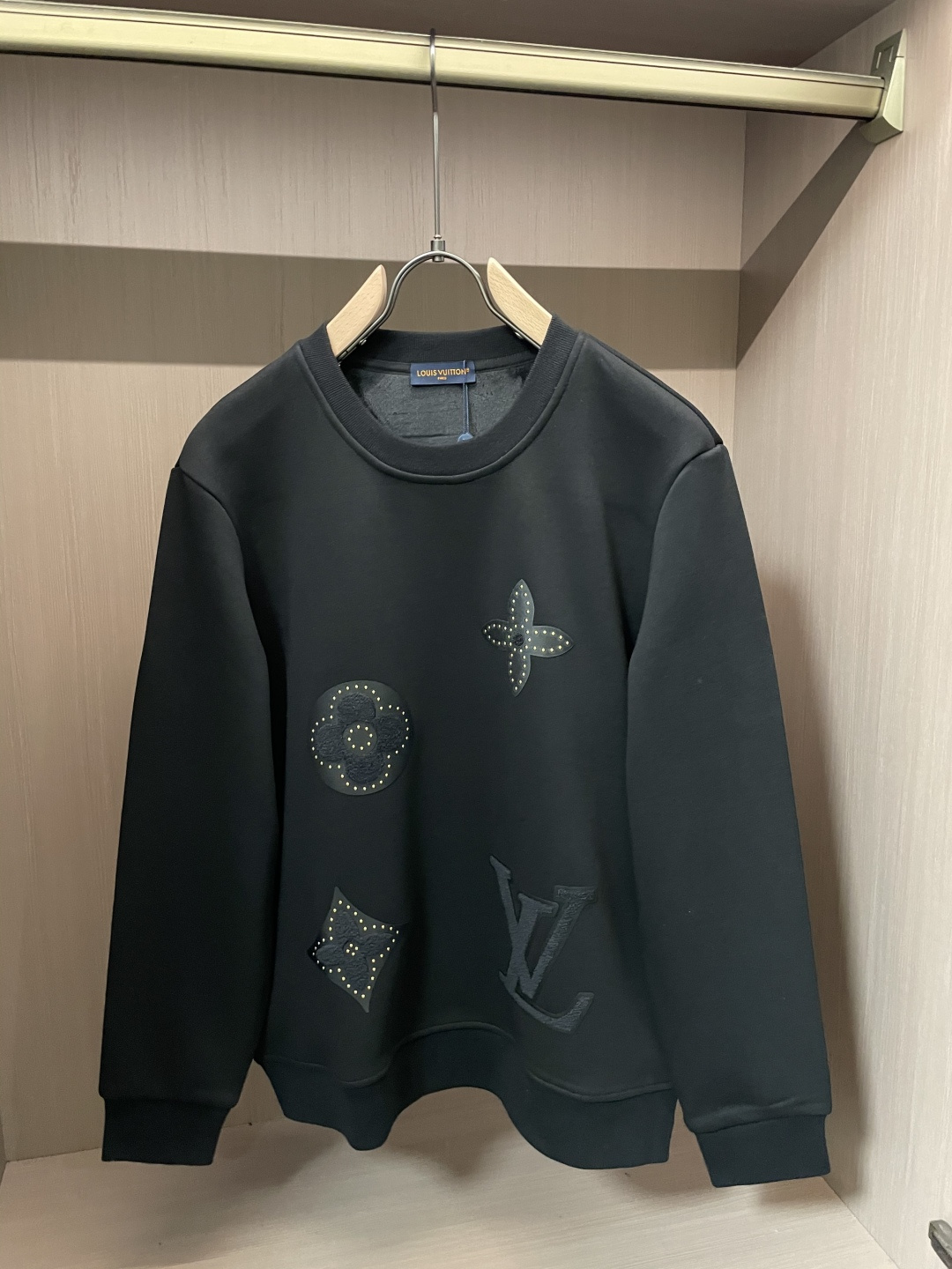 Lv 套头圆领卫衣；经典套头男女同款，简约大气系列单品，低调奢华大气百搭款！卫衣选用客供100%高克重棉